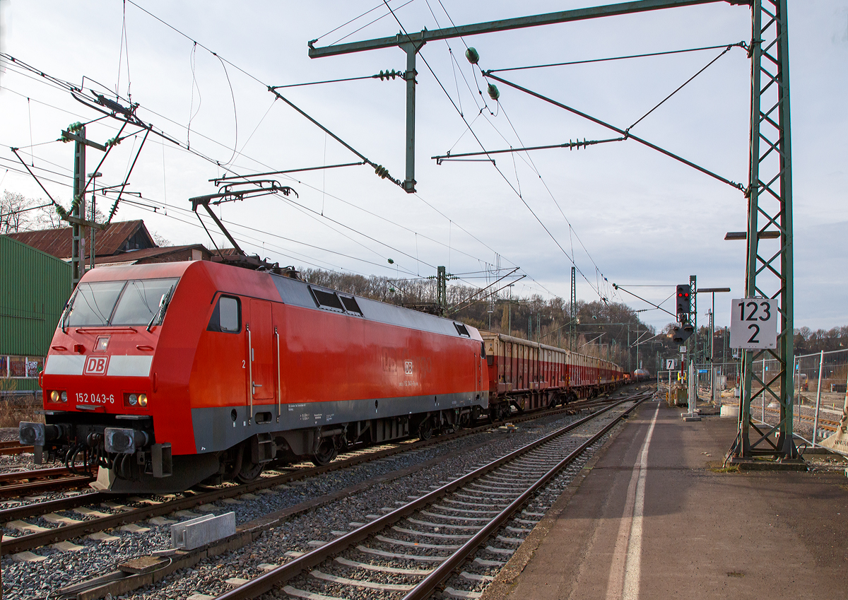 
Die 152 043-6 (91 80 6152 043-6 D-DB) der DB Cargo Deutschland AG fährt am 25.02.2017 mit einem langen gemischtem Güterzug durch den Bahnhof Betzdorf (Sieg) in Richtung Siegen.

Die Siemens ES 64 F wurde 1999 von Krauss-Maffei in München unter der Fabriknummer 20170 gebaut.