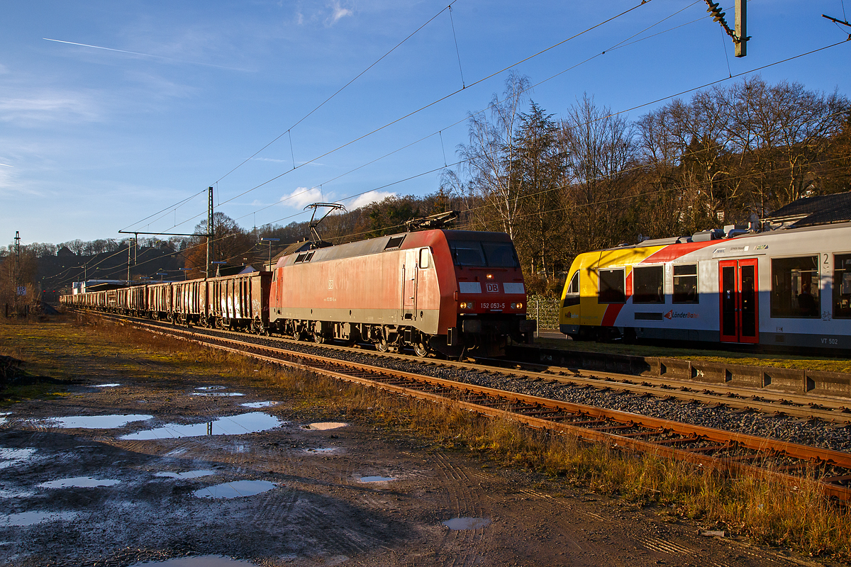 Die 152 053-5 (91 80 6152 053-5 D-DB) der DB Cargo Deutschland AG fährt am 18.12.2020 mit einem offenen Güterwagenzug (Wagen der Gattung Eaos) durch Mudersbach in Richtung Siegen, während in Gegenrichtung ein HLB LINT 41 gerade den Bahnhof Brachbach erreicht.

Die Siemens ES64F wurde1999 noch von Krauss-Maffei unter der Fabriknummer 20180 für die Deutsche Bahn AG gebaut.
