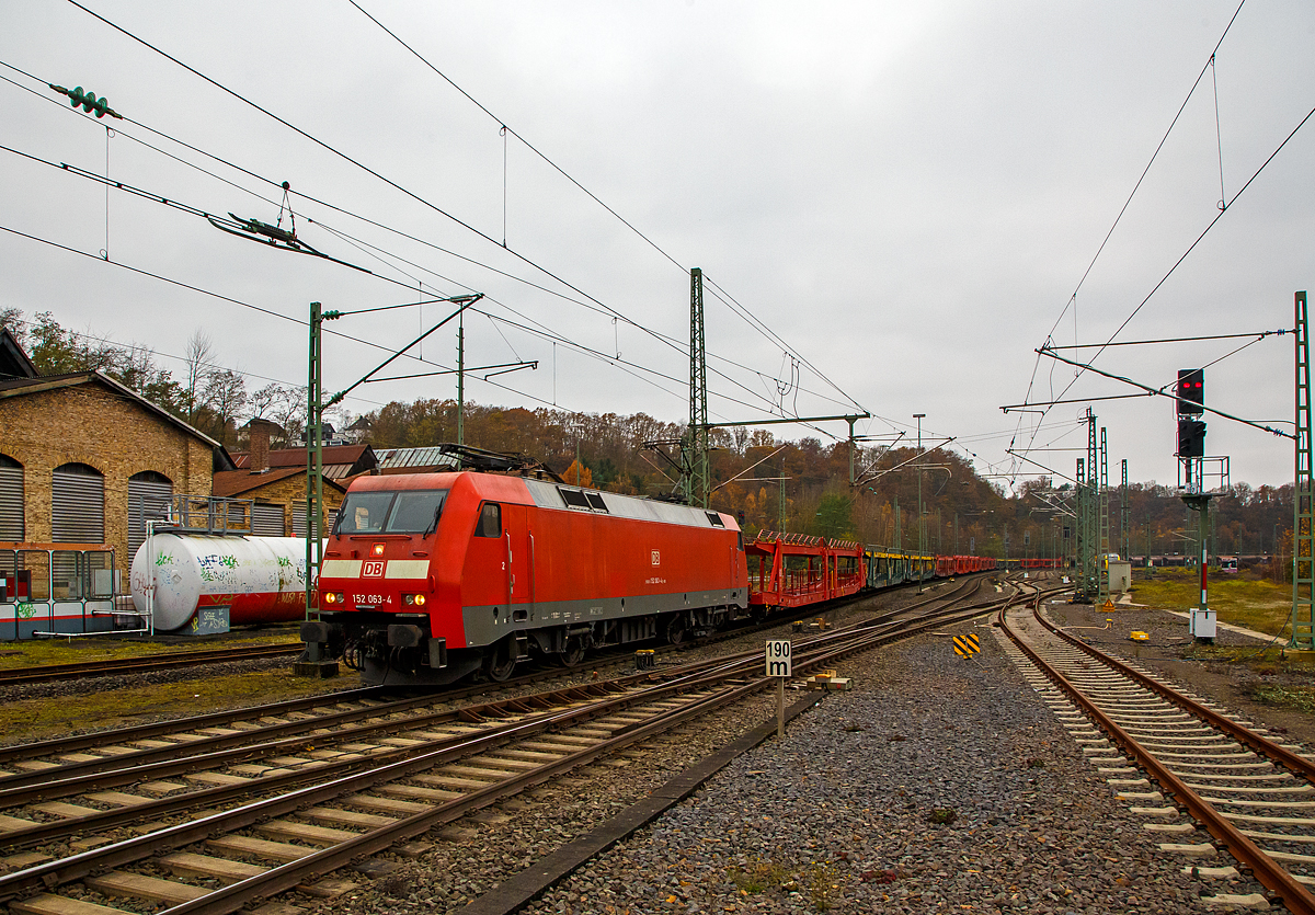 Die 152 063-4 (91 80 6152 063-4 D-DB) der DB Cargo AG fhrt am 20.11.2021 mit einem sehr langen Leerzug von Autotransportwagen (u.a. der Gattung Laaers 560 und Hcceerrs 330), durch den Bahnhof Betzdorf (Sieg) in Richtung Siegen.

Die Siemens ES64F wurde1998 noch von Krauss-Maffei in Mnchen-Allach unter der Fabriknummer 20190 fr die Deutsche Bahn AG gebaut.
