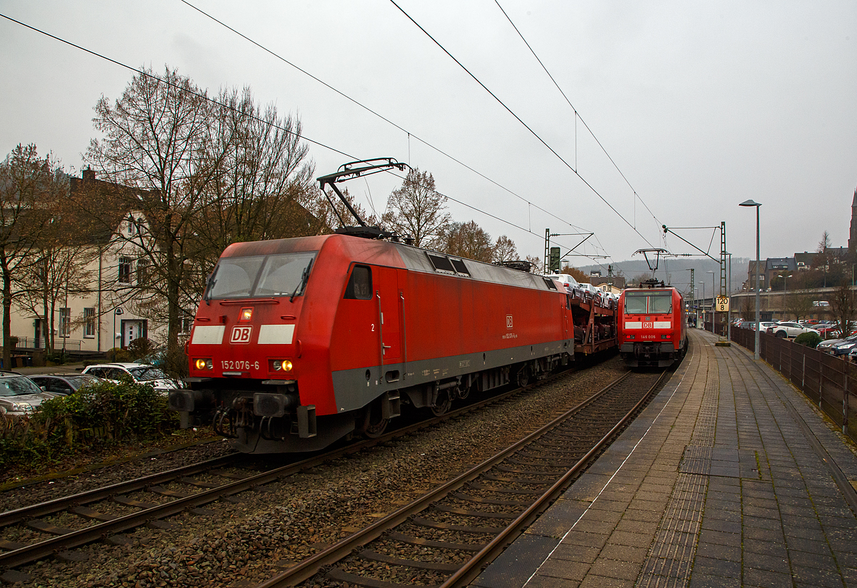 Die 152 076-6 der DB Cargo Deutschland AG fährt am 14.12.2021 mit einem sehr langen Autotransportzug der DB Cargo Logistics GmbH (ex ATG Autotransportlogistic GmbH) durch den Bahnhof Kirchen (Sieg) in Richtung Köln. Während rechts noch die 146 006-2 mit dem RE 9 rsx - Rhein-Sieg-Express (Aachen– Köln – Siegen) steht. 

Die 152 076 wurde 1999 von der Krauss-Maffei AG in München-Allach unter der Fabriknummer 20203, die Elektrik wurde von DUEWAG unter der Fabriknummer 91953 geliefert.