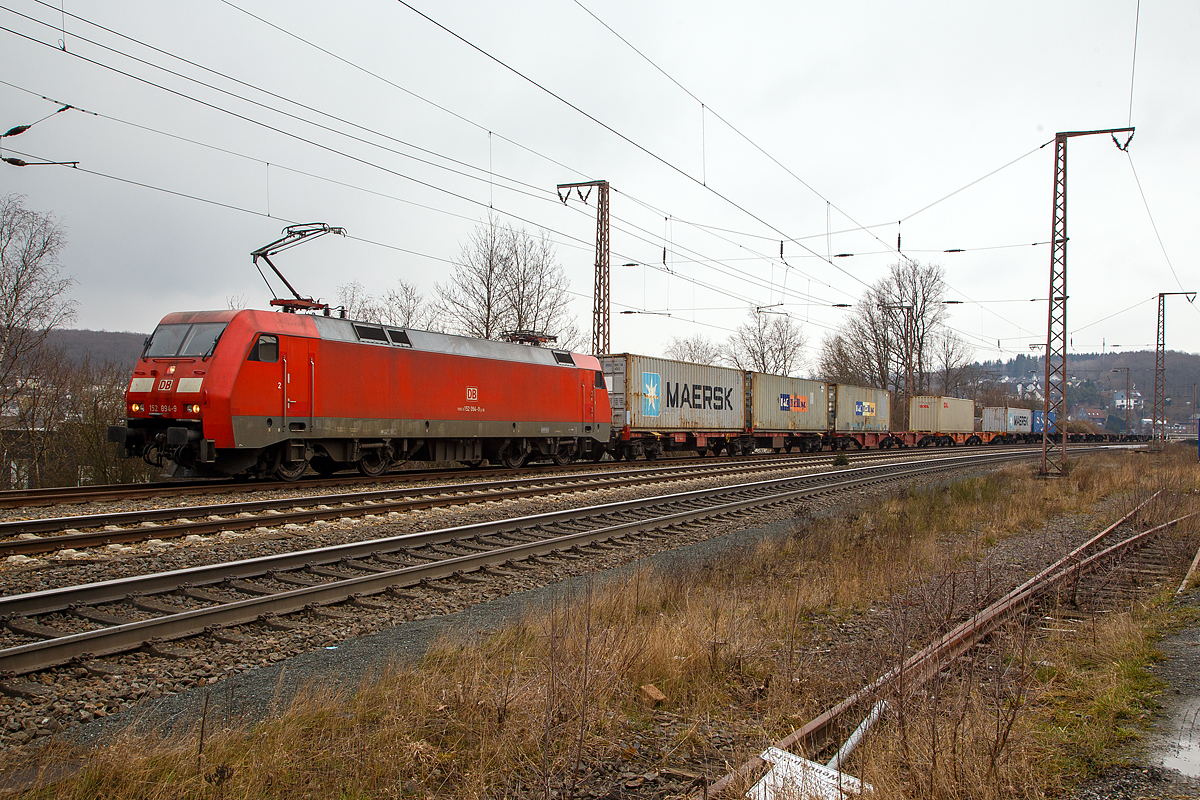 Die 152 094-9 (91 80 6152 094-9 D-DB) der DB Cargo AG hat am 18 03.202, mit einem Containerzug auf der Dillstrecke (KBS 445) in nördlicher Richtung fahrend, Rudersdorf (Kr. Siegen) erreicht und hat auf dem Ausweichgleis länger Hp O. Grund war vermutlich, Kinder im Gleisbereich bei Troisdorf, was auch hier schon seine Auswirkung hatte.

Die Siemens ES64F wurde1999 noch von Krauss-Maffei in München-Allach unter der Fabriknummer 20221für die Deutsche Bahn AG gebaut.