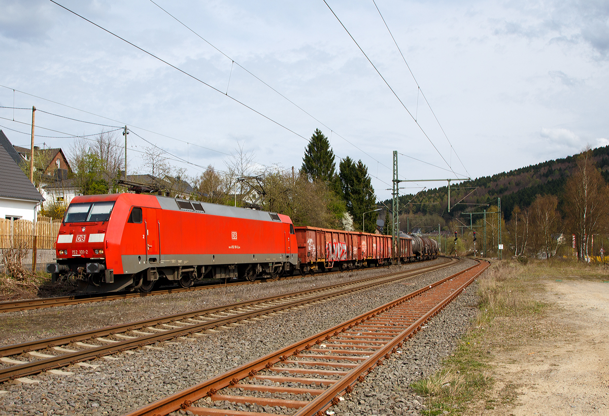 
Die 152 101-2 (91 80 6152 101-2 D-DB) der DB Cargo Deutschland AG fährt am 02.04.2017 mit einem gemischtem Güterzug durch Muderbach (Sieg) in Richtung Köln.

Die Siemens ES 64 F wurde 2000 bei Krauss-Maffei in München unter der Fabriknummer 20228 gebaut, sie hat EBA-Nummer EBA 96Q15A 101. 