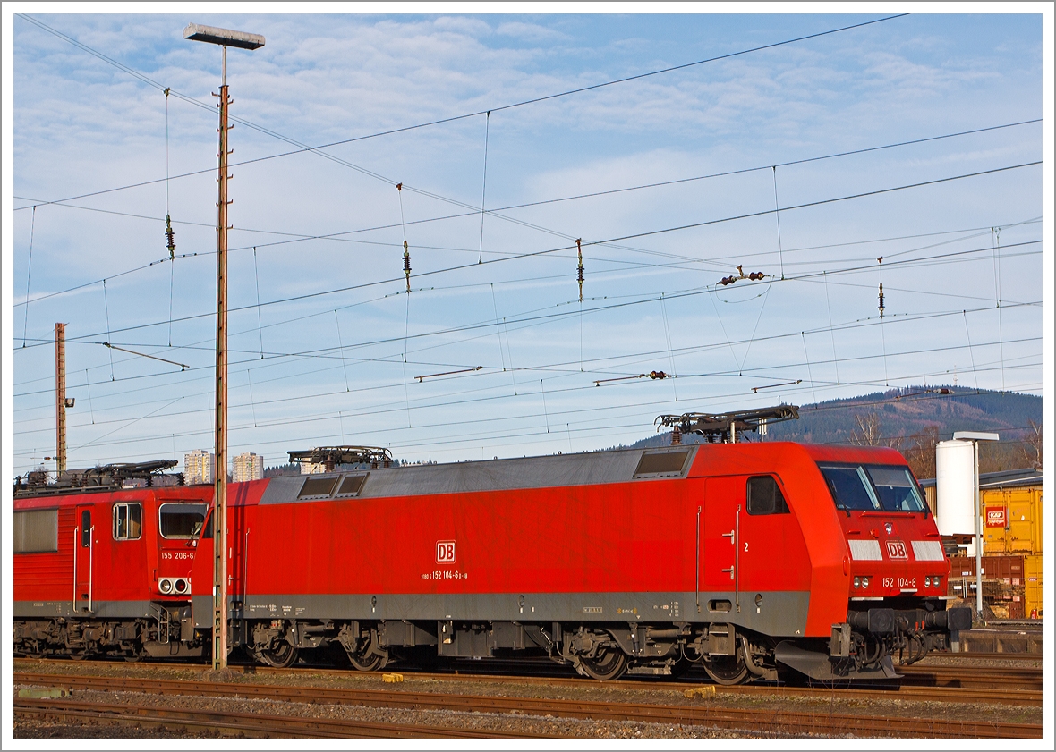 Die 152 104-6 der DB Schenker Rail Deutschland AG abgestellt am 19.01.2014 in Kreuztal. 

Die Siemens ES 64 F wurde 2000 bei Siemens (vorm. Krauss-Maffei) unter der Fabriknummer 91967 gebaut, sie hat aktuelle NVR-Nr.  91 80 6152 104-6 D-DB und die  EBA 96Q15A 104.

Als Ersatz für die schweren E-Loks der BR 150 und für Einsatzgebiete der BR 151 / 155 wurde die Beschaffung der Drehstromlok der BR 152 (Siemens ES64F) eingeleitet, sie ist eine Hochleistungslokomotive aus der Siemens ES64 EuroSprinter-Typenfamilie für den schweren Güterzugverkehr, die auch für Personenzüge genutzt werden kann.

Die Baureihe basiert auf dem von Siemens konstruierten Prototyp ES64P. Da jedoch klar war, dass die Maschinen ausschließlich im Güterverkehr eingesetzt werden sollten und eine Höchstgeschwindigkeit von 140 km/h als ausreichend angesehen wurde, konnte auf die Verwendung von voll abgefederten Fahrmotoren verzichtet und auf den wesentlich einfacheren und preisgünstigeren Tatzlager-Antrieb zurückgegriffen werden. Dieser gilt durch die Verwendung moderner Drehstrommotoren bei niedrigen Geschwindigkeiten als relativ verschleißarm.

Technische Daten der BR 152:
Achsformel: Bo´Bo´
Länge über Puffer: 19.580 mm
Breite: 3.000 mm
Drehzapfenabstand: 9.900 mm
Drehgestellachsstand: 3.000 mm
Dienstmasse: 86,7 t
Höchstgeschwindigkeit: 140 km/h
Dauerleistung: 6.400 kW (8.701 PS)
Anfahrzugkraft: 300 kN
Stromsystem: 15 kV, 16 2/3 Hz