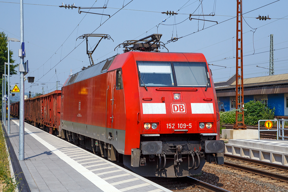 
Die 152 109-5 (91 80 6152 109-5 D-DB) der DB Schenker Rail Deutschland AG fährt am 03.07.2015 mit einem Güterzug (mit offenen Güterwagen der Gattung Eaos) durch den Bahnhof Neuwied.

Die Siemens ES 64 F wurde 2000 von Krauss-Maffei in München unter der Fabriknummer 20236 gebaut, der elektrische Teil wurde DUEWAG unter der Fabriknummer 91969 geliefert. 