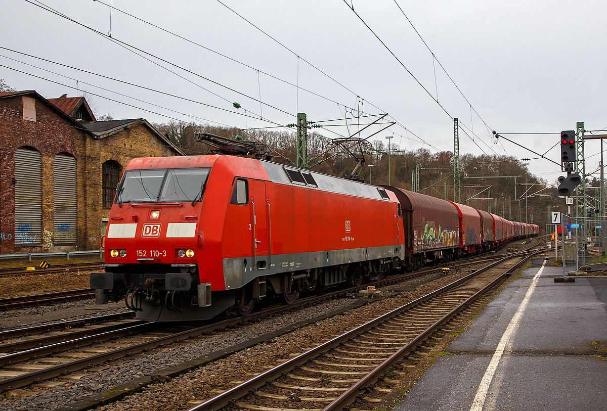 Die 152 110-3 (91 80 6152 110-3 D-DB) der DB Cargo AG fährt am 08.12.2021 mit einem Coilzug durch Betzdorf (Sieg) in Richtung Siegen.

Die Siemens ES64F wurde 2000 noch von Krauss-Maffei in München-Allach unter der Fabriknummer 20237 für die Deutsche Bahn AG gebaut.
