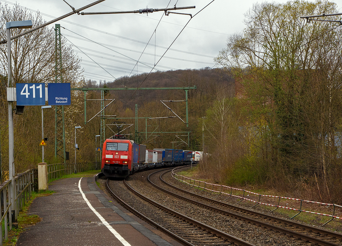 Die 152 119-4 (91 80 6152 119-4D-DB) der DB Cargo AG, fährt am 08.04.2022 mit einem KLV-Zug durch den Bf Scheuerfeld (Sieg) in Richtung Siegen.
Nochmals einen lieben Gruß an den netten Lokführer zurück.

Die Siemens ES64F wurde 2000 von Siemens in München-Allach unter der Fabriknummer 20246 für die DB Cargo AG gebaut.