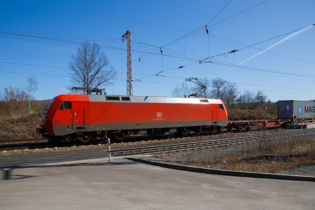 Die 152 124-4 (91 80 6152 124-4 D-DB) der DB Cargo AG erreicht am 30.03.2021 mit einem Containerzug Rudersdorf (Kr. Siegen). Bevor es in Richtung Siegen weitergeht, hat sie hier erst mal Hp 0 und muss den Gegenverkehr abwarten. Ein Gleis war wohl unterbrochen.

Die Siemens ES64F wurde 2000 von Krauss-Maffei AG (später Siemens) in München-Allach unter der Fabriknummer 20251 für die DB Cargo AG gebaut, der elektrische Teil wurde Siemens Uerdingen (DUEWAG) unter der Fabriknummer 91975 geliefert.
