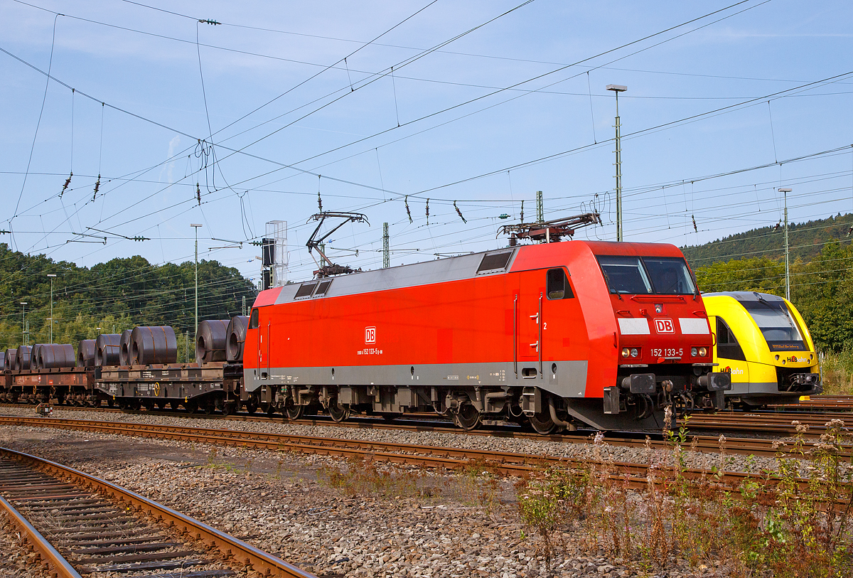 Die 152 133-5 (91 80 6152 133-5 D-DB) der DB Cargo AG fährt am 03.09.2016 mit einem Warmband-Coilzug durch Betzdorf (Sieg) in Richtung Siegen.

Die Siemens ES64F wurde 2000 noch von Krauss-Maffei in München-Allach unter der Fabriknummer 20260 für die Deutsche Bahn AG gebaut.
