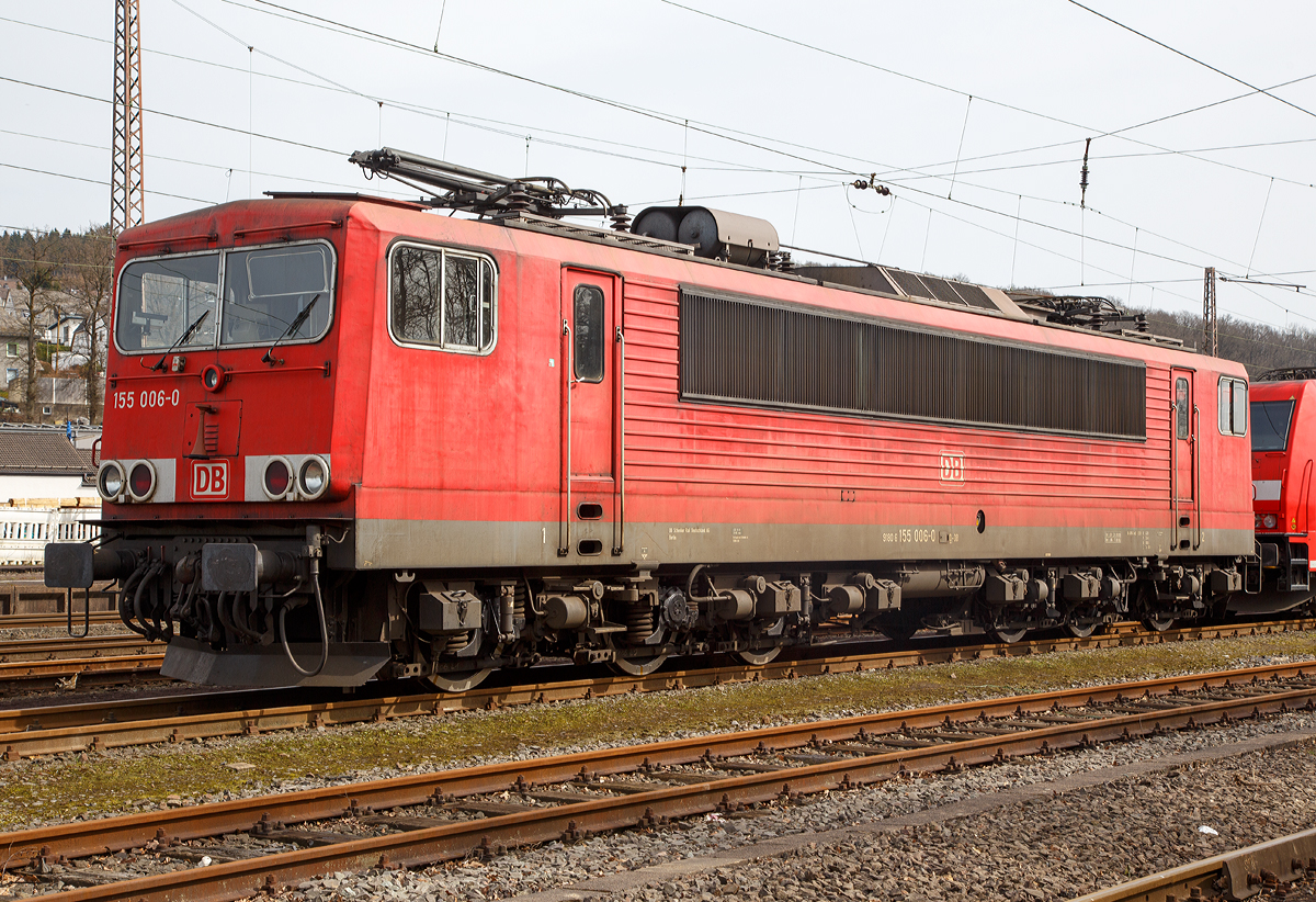 Die 155 006-0 (91 80 6155 006-0 D-DB) der DB Cargo Deutschland AG, ex DR 250 006-4, ist am 02.04.2016 in Kreuztal abgestellt .

Die Lok wurde 1976 bei LEW (VEB Lokomotivbau Elektrotechnische Werke Hans Beimler) in Hennigsdorf unter der Fabriknummer 14766 gebaut und als 250 006-4 an die DR (Deutsche Reichsbahn) geliefert.

Wegen ihres doch sehr zweckmäßigen Aufbaus und der Ähnlichkeit ihrer Form mit einem ISO-Container bekam diese Baureihe den Spitznamen  Strom-Container .

Technische Daten:
Spurweite: 1.435 mm
Achsanordnung: Co`Co`
Länge über Puffer: 19.600 mm
Drehzapfenabstand: 11.200 mm
Gesamtradstand: 14.500 mm
Dienstmasse: 123,0 t
Radsatzfahrmasse: 20,5 t
Höchstgeschwindigkeit: 125 km/h
Stundenleistung: 6 × 900 kW = 5.400 kW
Dauerleistung: 5.100 kW
Anfahrzugkraft: 480 kN
Dauerzugkraft: 196 kN
Stromsystem: 15 kV 16,7 Hz
Anzahl der Fahrmotoren: 6 