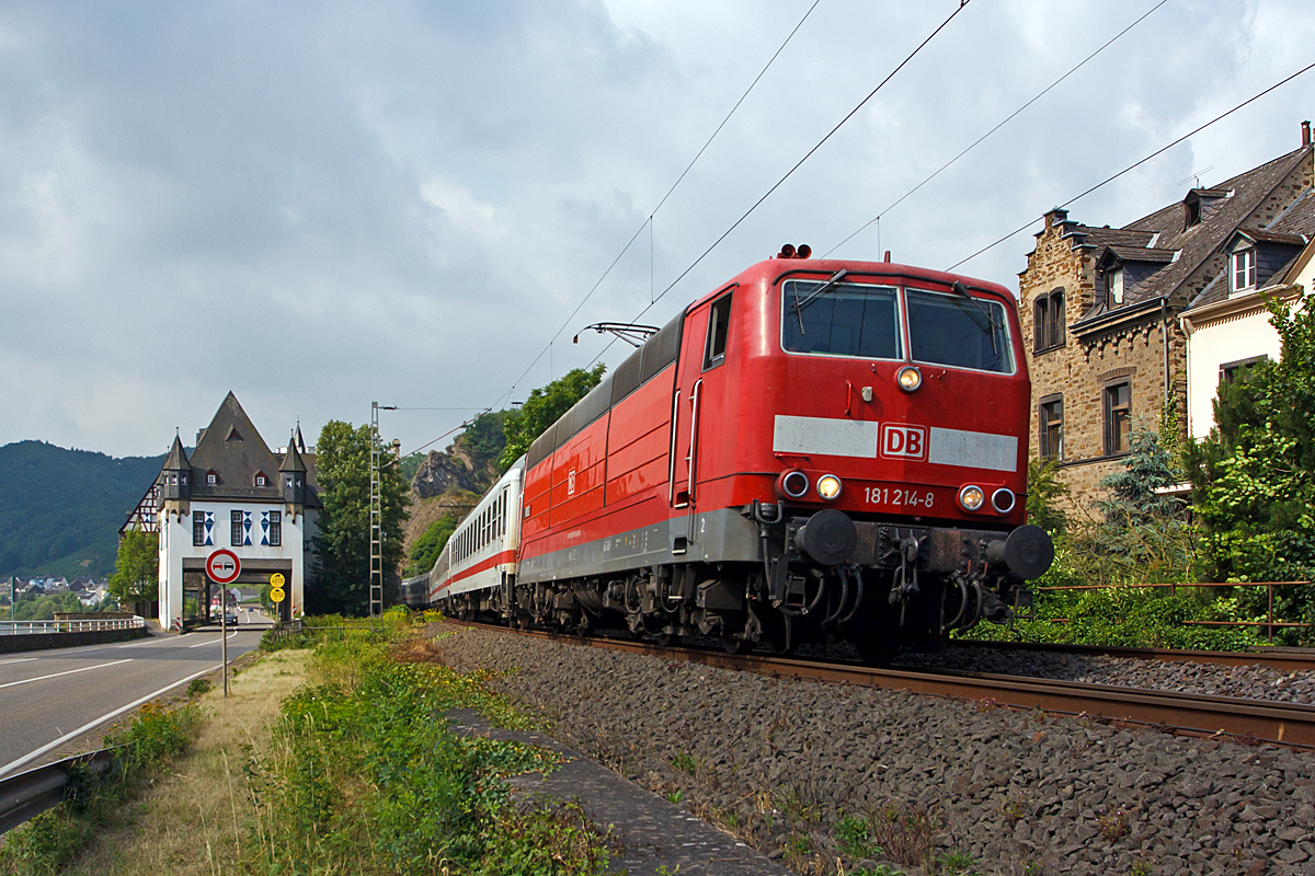 
Die 181 214-8  Mosel  zieht den IC 133  Ostfriesland  Luxemburg - Norddeich Mole am 22.06.2014 durch Kobern-Gondorf in Richtung Koblenz.

Die Lok wurde 1974 von Krupp unter der Fabriknummer 5280 gebaut, der elektrische Teil ist von AEG (Fabriknummer 8851), am 10.12.1974 erfolgte die Abnahme durch die DB. Sie hat die NVR-Nummer 9  91 80 6181 214-8 D-DB und gehört zum Bestand der DB Fernverkehr AG.