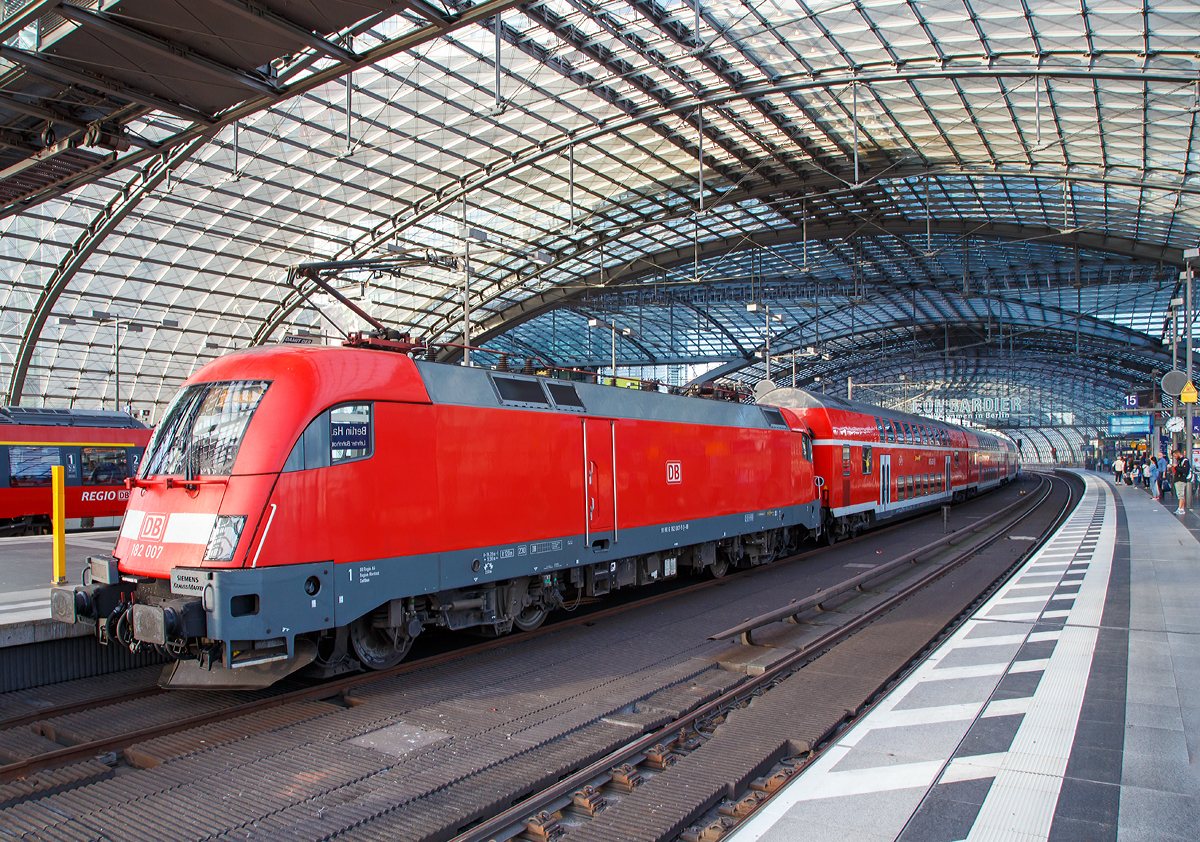 Die 182 007 (91 80 6182 007-5 D-DB) der DB Regio mit dem RE 1 nach Brandenburg Hbf am 18.09.2018 beim Halt im Hbf Berlin. 

Die Lok wurde 2001 von Krauss-Maffei in München unter der Fabriknummer 20304 gebaut. 