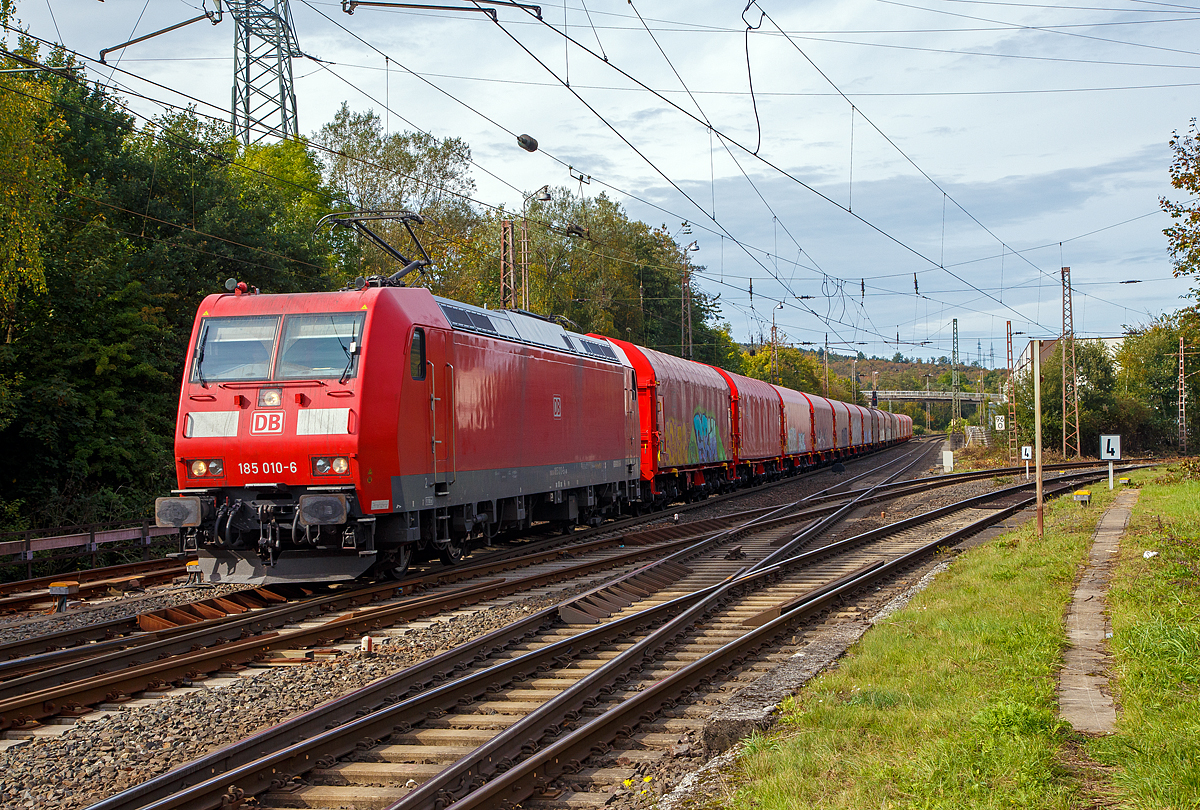 
Die 185 010-6 (91 80 6185 010-6 D-DB) der DB Cargo AG kommt am 02.10.2020, mit einem Coilzug, aus Richtung Hagen in Kreuztal an.