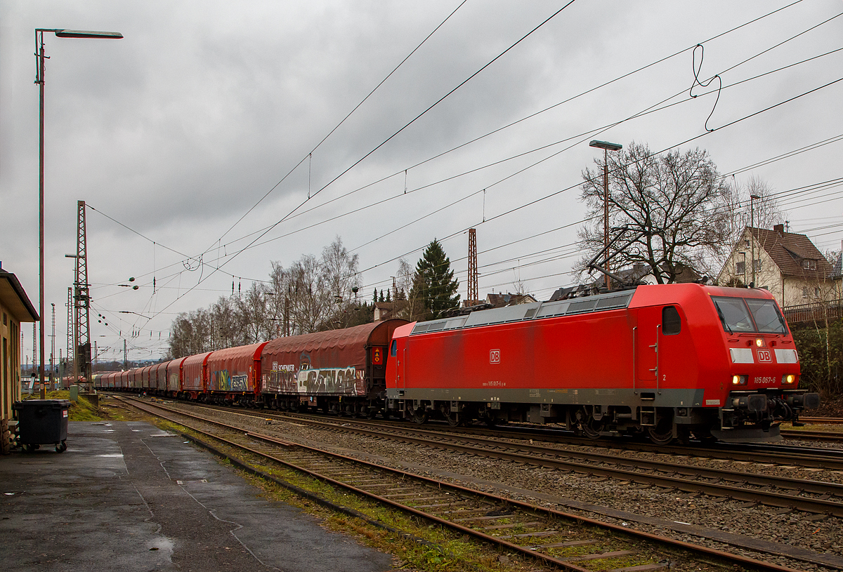 Die 185 067-6 (91 80 6185 067-6 D-DB) der DB Cargo AG erreicht mit einem langen Coilzug am 29.12.2021 Kreuztal und bringt in den Rbf.

Die TRAXX F140 AC1 wurde 2002 bei Bombardier in Kassel unter der Fabriknummer 33475 gebaut.
