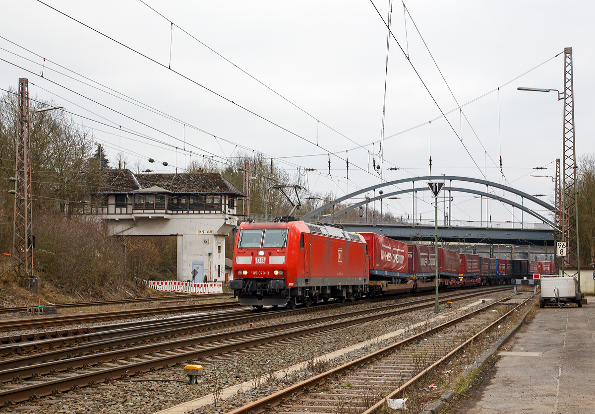 
Die 185 078-3 (91 80 6185 078-3 D-DB) der DB Schenker Rail Deutschland AG fhrt am 12.03.2016 mit einem  Winner -Ganzzug durch Kreuztal in Richtung Hagen bzw. Wuppertal.

Die TRAXX F140 AC1 wurde 2002 von Bombardier in Kassel unter der Fabriknummer 33493 gebaut.