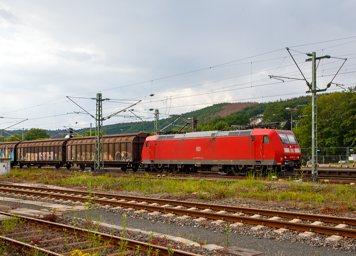 
Die 185 093-2 (91 80 6185 093-2 D-DB) der DB Cargo AG fährt am19.06.2020, mit einem gedecktem Güterzug (Schiebewandwagen der Ganttung Hbbillns), durch Betzdorf (Sieg) in Richtung Siegen.