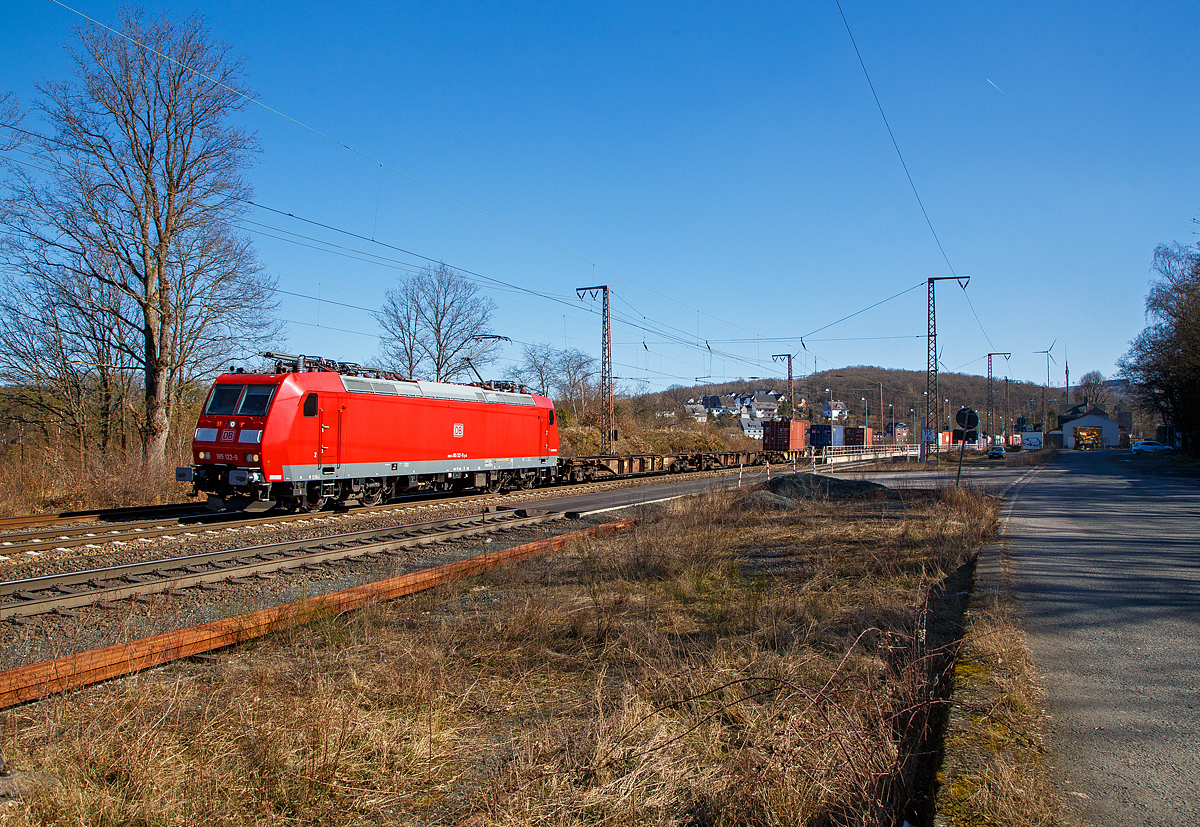 Die 185 122-9 (91 80 61585 122-9 D-DB) DB Cargo AG fährt am 10.03.2022 mit einem Containerzug durch Wilnsdorf-Rudersdorf in nördlicher Richtung.