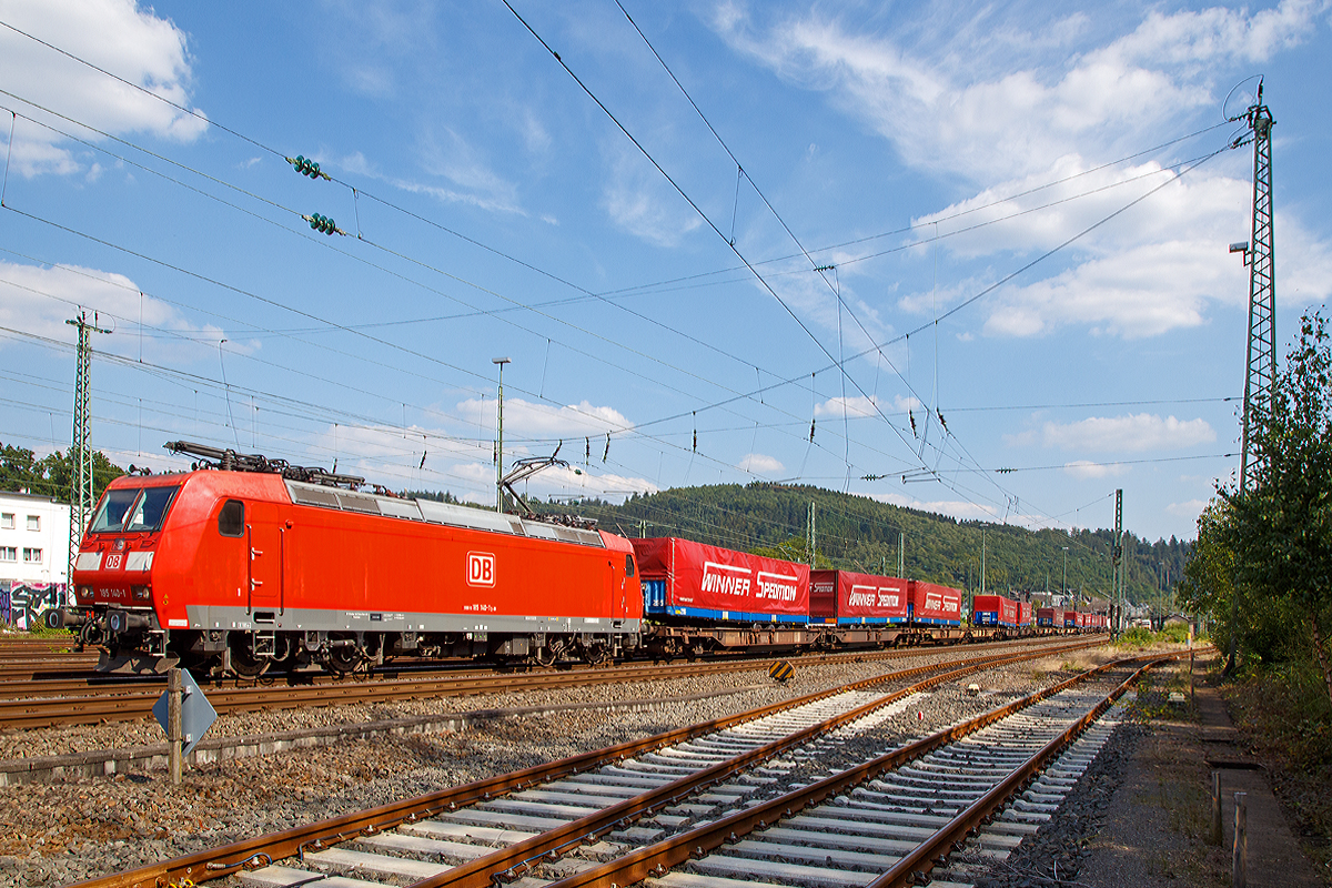 
Die 185 140-1 (91 80 6185 140-1 D-DB) der DB Schenker Rail Deutschland AG fährt am 22.08.2015 mit einem  Winner -Ganzzug durch Betzdorf/Sieg in Richtung Köln. 

Heute am Samstag war verhältnismäßig viel Güterverkehr auf der Siegstrecke.