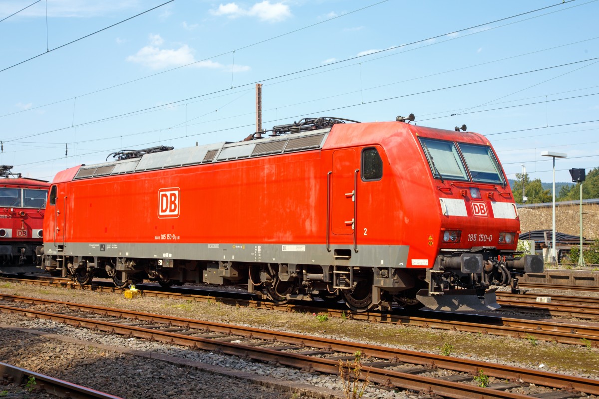 
Die 185 150-0 (91 80 6185 150-0 D-DB) der DB Schenker Rail Deutschland AG, abgestellt am 23.08.2015 in Kreuztal. 

Die TRAXX F140 AC wurde 2003 bei Bombardier in Kassel unter der Fabriknummer 33545 gebaut.