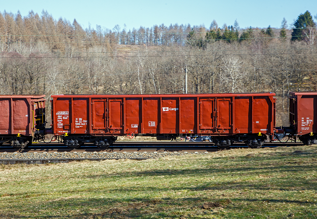 Die 185 152-6 (91 80 6185 152-6 D-DB) der DB Cargo Deutschland AG mit Werbung K+S (früher Kali und Salz AG)  Wachstum ist der Kern unserer Vision   Chancen wahrnehmen  fährt am 10.03.2022, mit einem sehr lagen offenen Güterzug (Wagen der Gattung Eas 107.13, der ČD Cargo) bei Rudersdorf (Kr. Siegen) über die Dillstrecke (KBS 445) in Richtung Dillenburg.