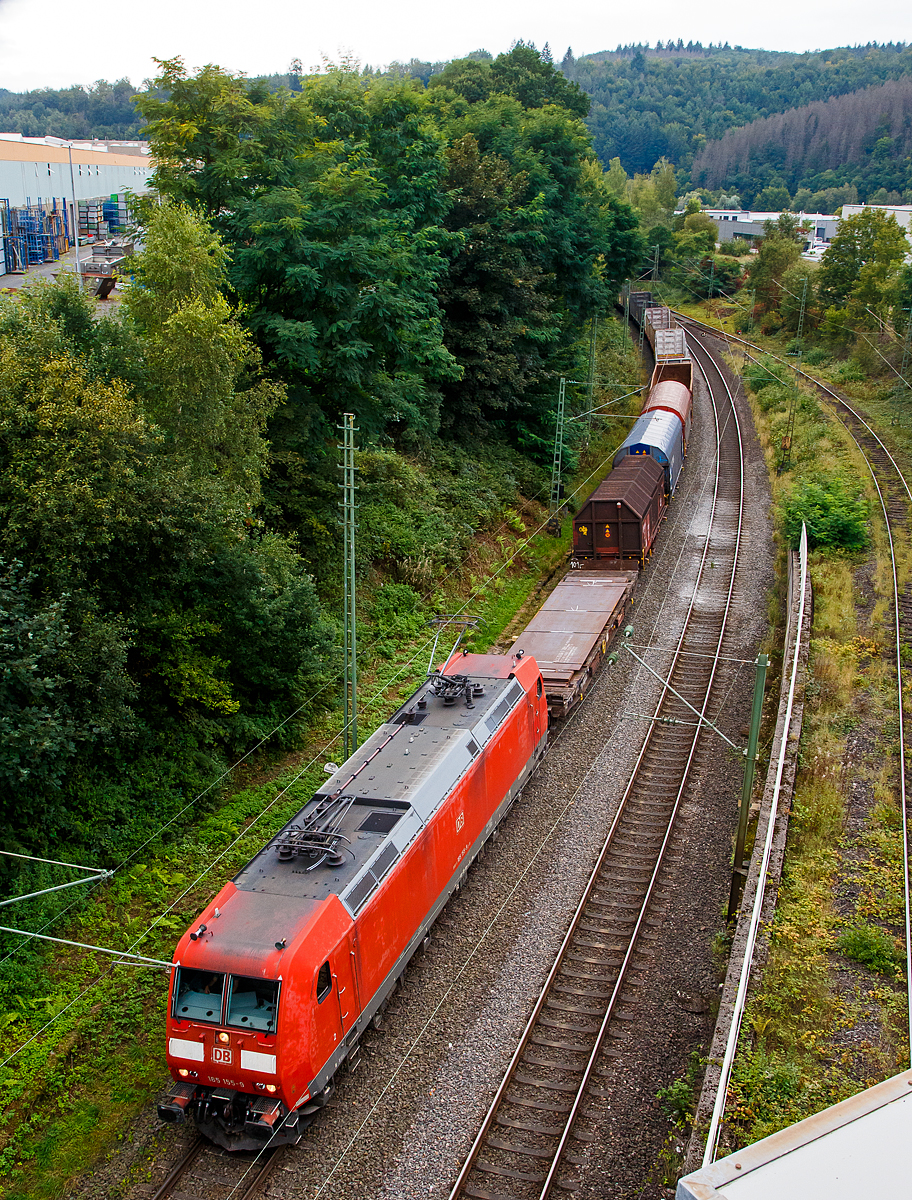 Die 185 155-9 (91 80 6185 155-9 D-DB) der DB Cargo fährt am 20.09.2021 mit einem gem. Güterzug durch Betzdorf in Richtung Siegen (aufgenommen von der Brücke in Betzdorf-Bruche).