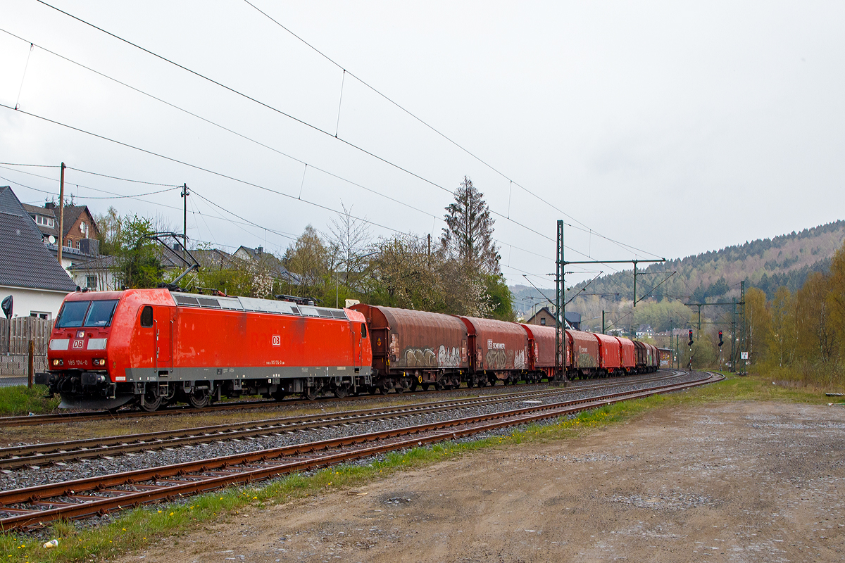 
Die 185 174-0 (91 80 6185 174-0 D-DB) der DB Cargo AG fährt am 13.04.2019 mit einem Coil-Güterzug durch Mudersbach/Sieg in Richtung Köln.