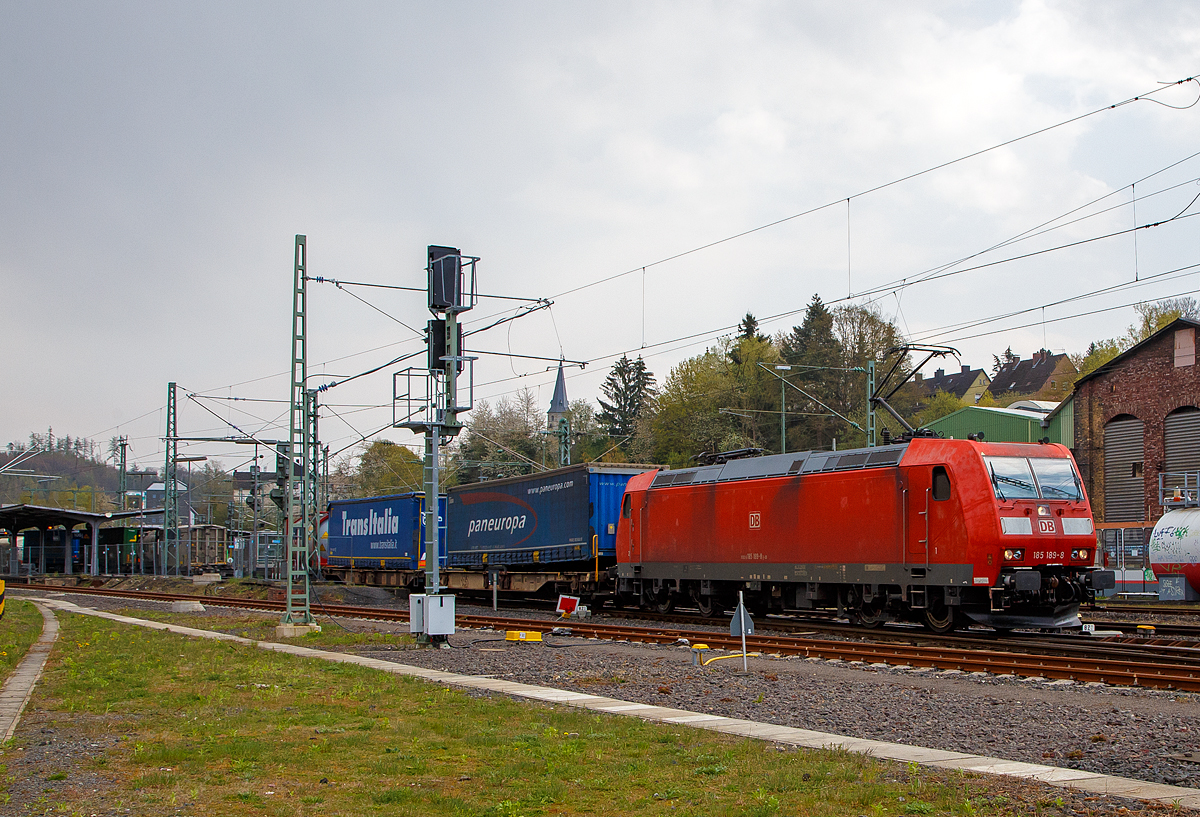 Die 185 189-8 (91 80 6185 189-8 D-DB) der DB Cargo Deutschland AG fährt am 29.04.2021 mit einem KLV-Zug durch Betzdorf/Sieg in Richtung Köln.