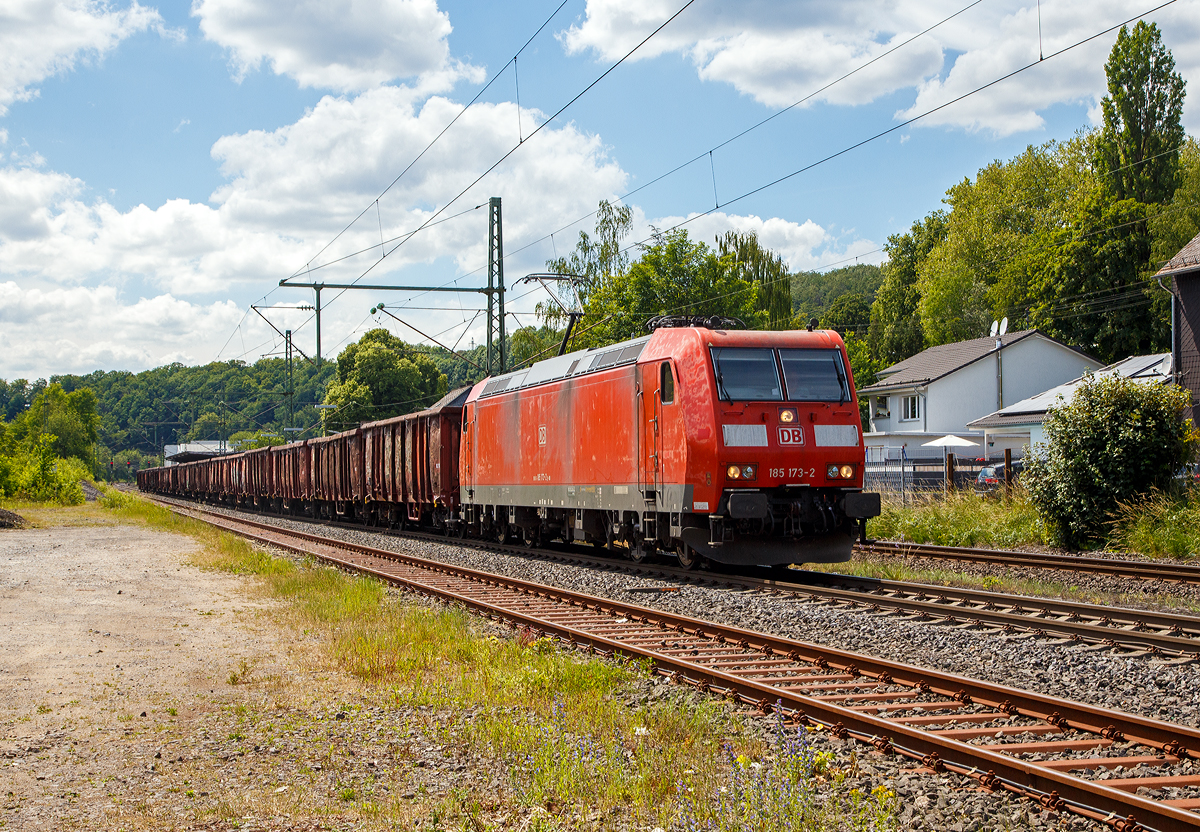 Die 185 193-2 (91 80 6185 173-2 D-DB) der DB Cargo AG fhrt am 12.06.2020, mit einem offenen Gterzug (Wagen der Gattung Eanos-x), durch Mudersbach in Richtung Siegen.

Die TRAXX F140 AC1 wurde 2004 von Bombardier in Kassel unter der Fabriknummer 33653 gebaut