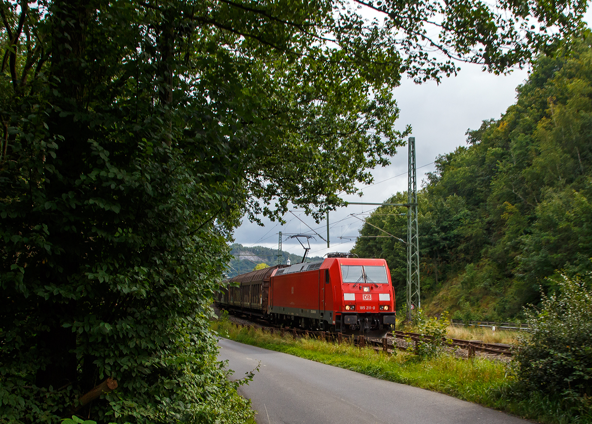 Die 185 211-0 (91 80 6185 211-0 D-DB) der DB Cargo AG fährt am 26.08.2021 mit einem gem. Güterzug durch Wissen (Sieg) in Richtung Köln.