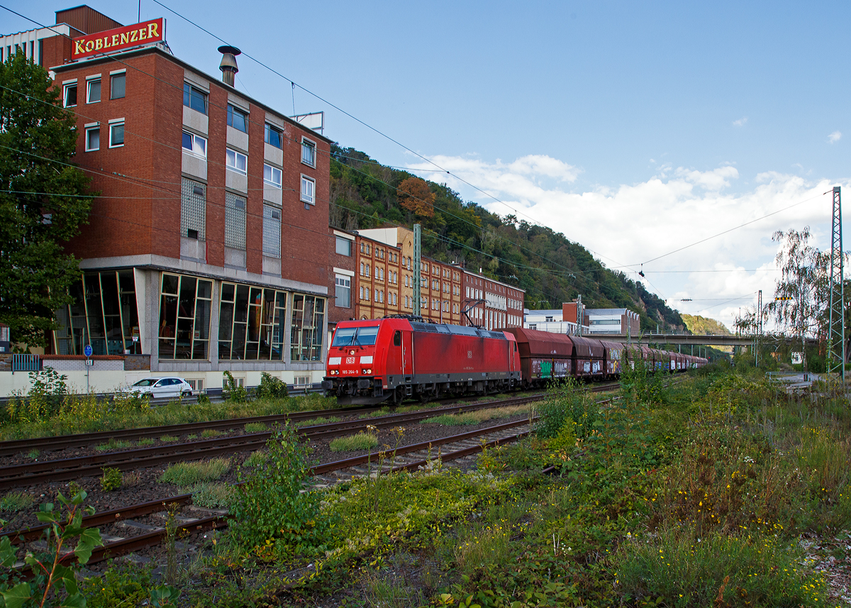 Die 185 264-9 (91 80 6185 264-9 D-DB) der DB Cargo AG fährt am 02.09.2020 mit einem Kohlezug (bestehend aus 4-achsigen offenen Schüttgutwagen mit schlagartiger Schwerkraftentladung der Gattung Falns), auf der Linken Rheinstrecke durch Koblenz-Oberwerth, in südlicher Richtung. Im Hintergrund die Koblenzer Brauerei (früher Königsbacher Brauerei).
