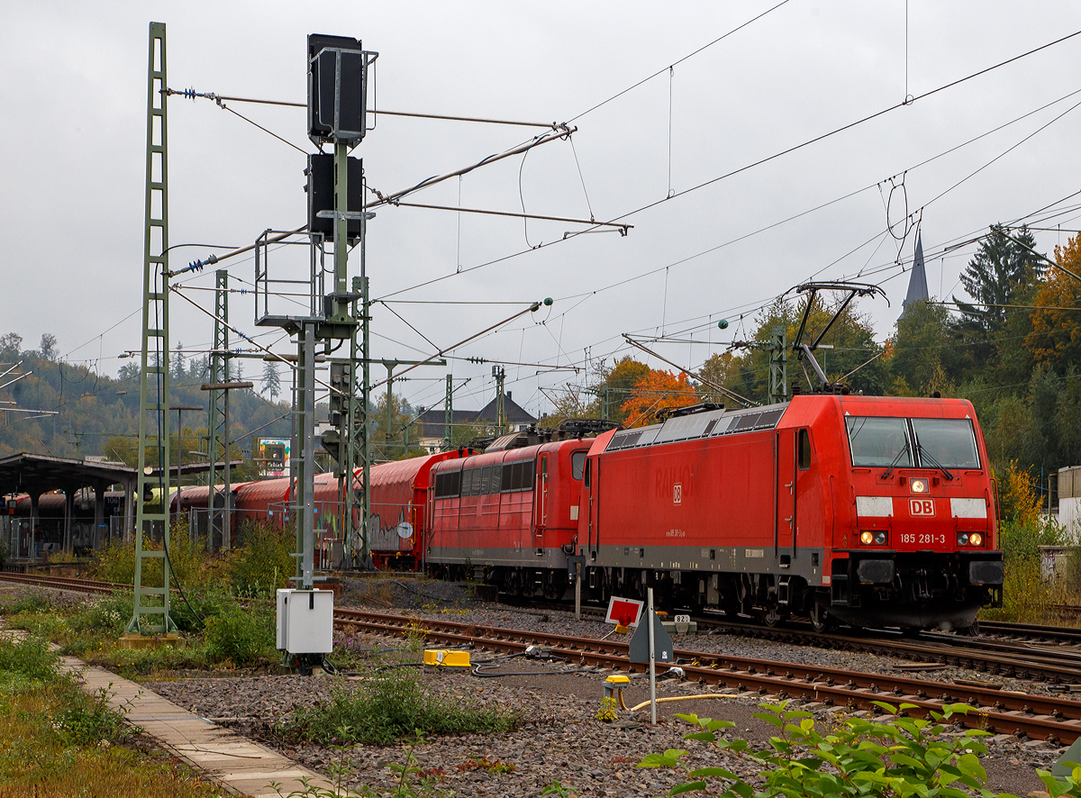 Die 185 281-3 (91 80 6185 281-3 D-DB) der DB Cargo Deutschland AG fährt am 14.10.2021, mit der kalten Railpool 151 058-5 (91 80 6151 058-5 D-Rpool) und einem Coilzug am Haken, durch Betzdorf (Sieg) in Richtung Köln.

Die TRAXX F140 AC2 (BR 185.2) wurde 2007 bei Bombardier in Kassel unter der Fabriknummer 34144 gebaut. 

Die 151 058-5 wurde 1974 von Henschel in Kassel unter der Fabriknummer 31801 gebaut. Bis 31.12.2016 gehörte sie zur DB Cargo AG. Zum 01.01.2017 wurden je 100 sechsachsige elektrische Altbau-Lokomotiven der Baureihen 151 und 155 an den Lokvermieter Railpool verkauft. Die DB Cargo mietet daraufhin 100 Loks von Railpool wieder an. 
