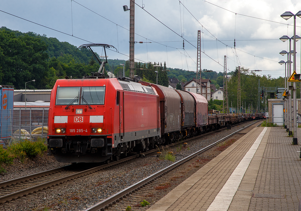Die 185 285-4 (91 80 6 185 285-4 D-DB) der DB Cargo AG fährt am 09.06.2022 mit einem leeren Coilzug (Übergabezug) vom Rbf Kreuztal durch den Bahnhof Kreuztal in Richtung Hagen. 

Die TRAXX F140 AC2 wurde 2007 von Bombardier in Kassel unter der Fabriknummer 34148 gebaut.
