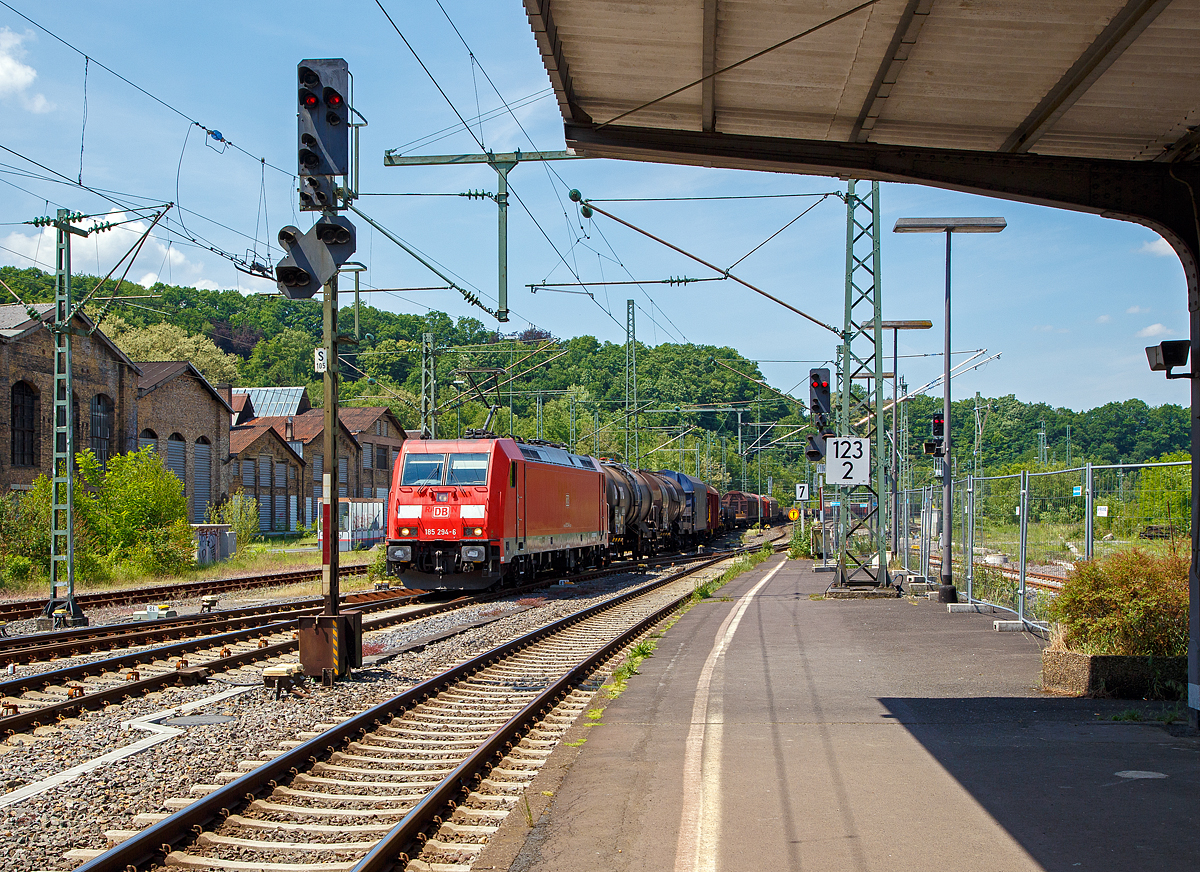 Die 185 294-6 (91 80 6185 294-6 D-DB) der DB Cargo Deutschland AG fhrt am 26.05.2018 mit einem gemischten Gterzug durch Betzdorf (Sieg) in Richtung Siegen. 

Die TRAXX wurde 2007 von Bombardier in Kassel unter der Fabriknummer 34157 gebaut. 