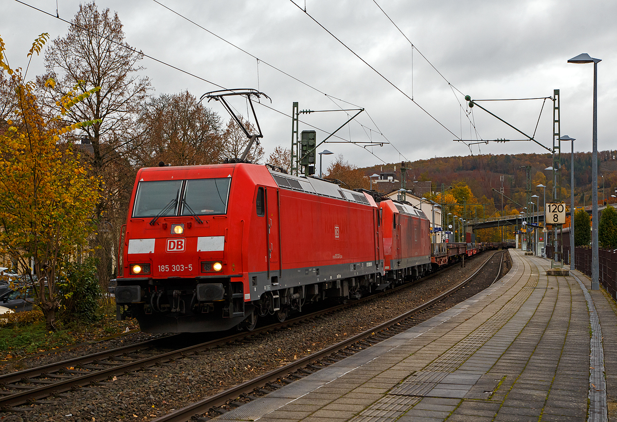 Die 185 303-5 (TRAXX F140 AC2) am Haken mit der kalten 185 029-6 (TRAXX F140 AC1) beide der DB Cargo AG fahren am 02.11.2021 mit einem leeren Coilzug durch den Bahnhof Kirchen (Sieg) in Richtung Betzdorf bzw. Köln.

Auch in Altena im Sauerland gab es im Sommer 2021 eine Flutkatastrophe, dabei wurden auch die Bahngleise unterspült. Die Ruhr-Sieg-Strecke, die Bahnstrecke Kreuztal – Hagen ist daher  immer noch unterbrochen, so müssen auch die Güterzüge von Kreuztal nach Hagen einen großen Umweg fahren.
