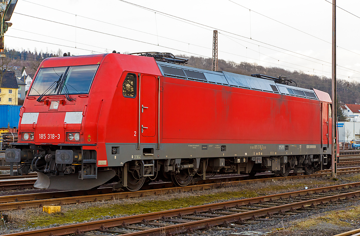 
Die 185 318-3 (91 80 6185 318-3 D-DB) der DB Schenker Rail abgestellt am 21.02.2015 in Kreuztal. 

Die TRAXX F140 AC2 wurde 2008 bei Bombardier in Kassel unter der Fabriknummer 34191 gebaut.