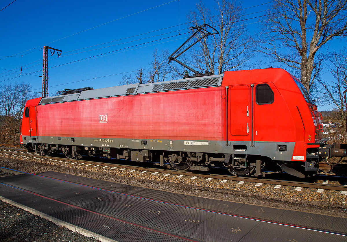 Die 185 345-6 (91 80 6185 345-6 D-DB) der DB Cargo Deutschland AG fährt am 09.03.2022, mit einem sehr langen Coilzug, durch Rudersdorf (Kr. Siegen) in nördlicher Richtung. Vermutlich waren es leere Wagen, da nur mit einer Lok gefahren wurde.

Die TRAXX F140 AC2 wurde 2008 von Bombardier in Kassel unter der Fabriknummer 34240 gebaut.