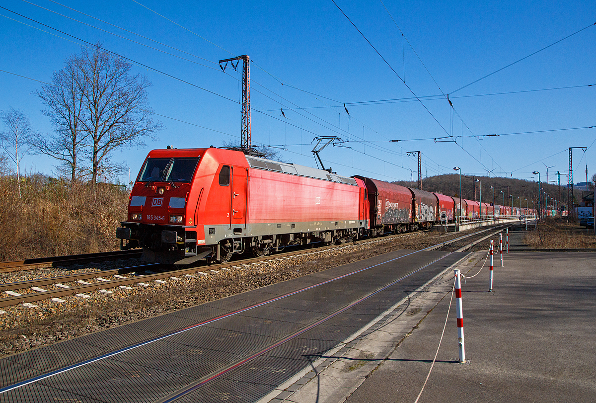 Die 185 345-6 (91 80 6185 345-6 D-DB) der DB Cargo Deutschland AG fährt am 09.03.2022, mit einem sehr langen Coilzug, durch Rudersdorf (Kr. Siegen) in nördlicher Richtung. Vermutlich waren es leere Wagen, da nur mit einer Lok gefahren wurde.

Die TRAXX F140 AC2 wurde 2008 von Bombardier in Kassel unter der Fabriknummer 34240 gebaut.
