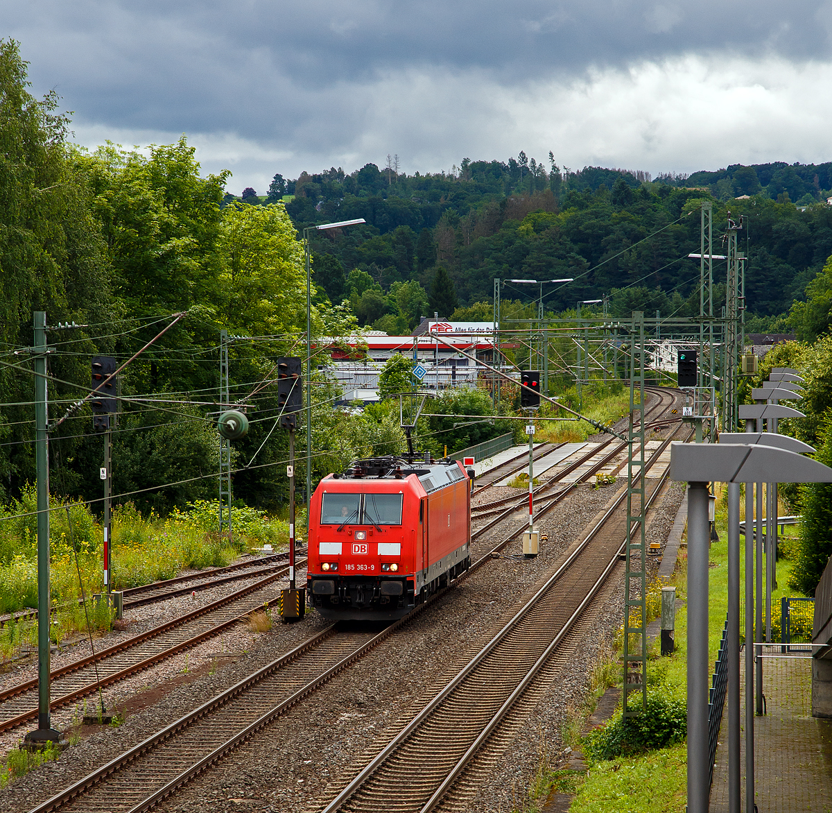 Die 185 363-9 (91 80 6185 363-3 D-DB) der DB Cargo Deutschland AG fährt am 15.07.2021 als Tfzf (Triebfahrzeugfahrt) bzw. Lz (Lokzug) durch Wissen (Sieg) in Richtung Köln. Aufgenommen vom Parkdeck des Bahnhofes Wissen (Sieg).

Die TRAXX F140 AC2 wurde 2009 von Bombardier in Kassel unter der Fabriknummer 34284 gebaut.
