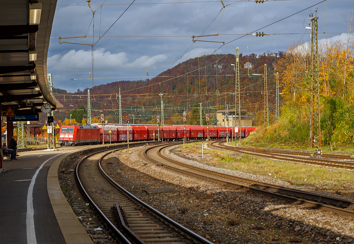 Die 185 363-9 (91 80 6185 363-9 D-DB) der DB Cargo AG fährt am 26.10.2021 mit einem Kalkzug (gedeckte Schüttgutwagen mit schlagartiger Schwerkraftentladung, der Gattung Falns 970) durch den Bahnhof Geislingen (Steige) und gleich geht es die Geislinger Steige hinauf.  Der Zug wird von der 185 175-7 der DB Cargo nachgeschoben, hier nicht im Bild.