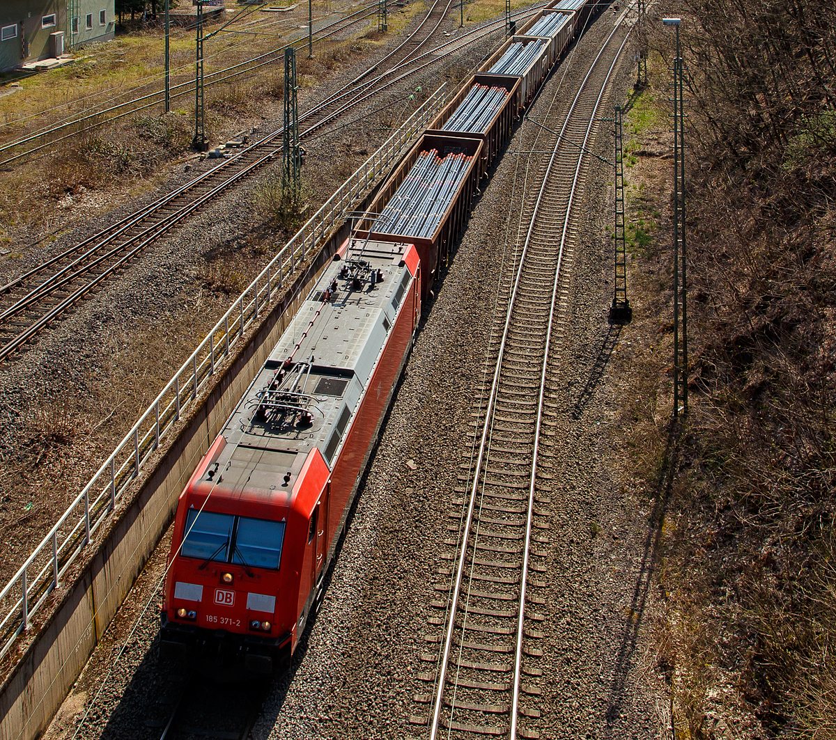 Die 185 371-2 (91 80 6185 371-2 D-DB) der DB Cargo Deutschland AG fährt am 02.04.2021, mit einem offenen Güterzug (Ganzzug mit offenen Güterwagen der Gattung Enos-x, beladen mit Tubing Rohre (Rohre für Bohrgestänge „drill pipe“), durch Betzdorf/Sieg in Richtung Köln.

Die TRAXX F140 AC2 wurde 2009 von Bombardier in Kassel unter der Fabriknummer 34649 gebaut.