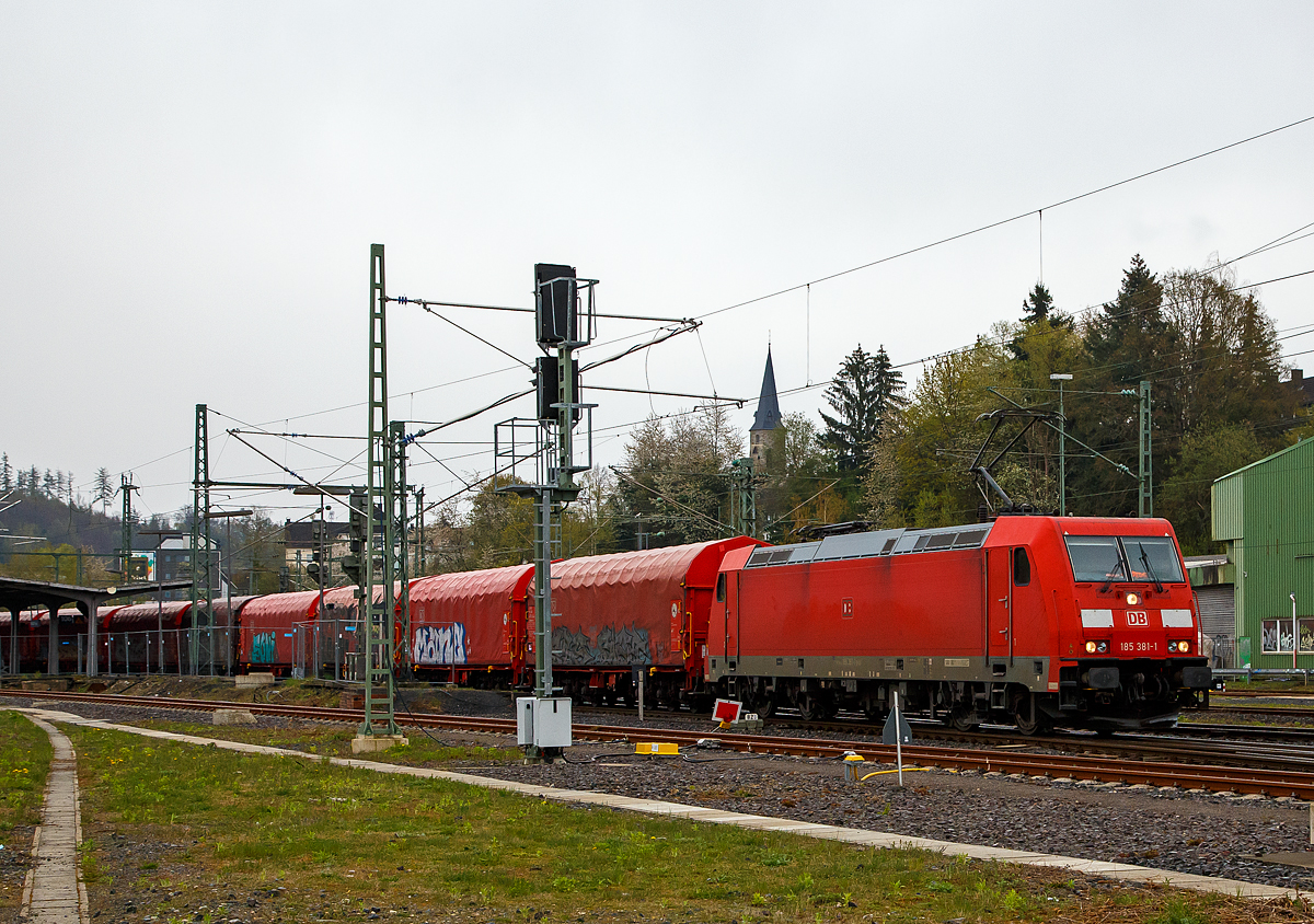 Die 185 381-1 (91 80 6185 381-1 D-DB) der DB Cargo Deutschland AG fährt am 29.04.2021 einen Coilzug durch den Bahnhof Betzdorf (Sieg) in Richtung Köln.

Die TRAXX F140 AC2 wurde 2009 von Bombardier in Kassel unter der Fabriknummer 34670 gebaut