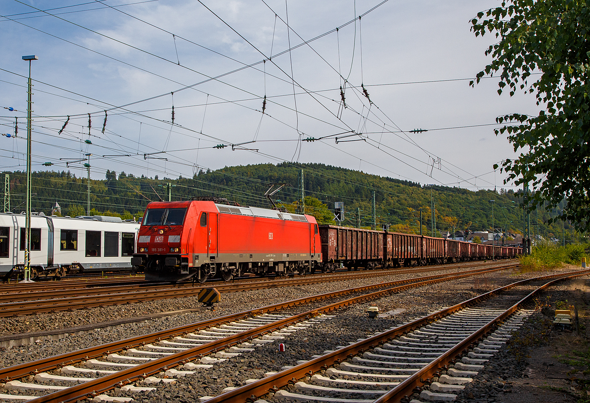 Die 185 381-1 (91 80 6185 381-1 D-DB) der DB Cargo AG fährt am 03.09.2016 mit einem langen offenen Güterzug (Wagen der Gattung Eanos-x) durch Betzdorf (Sieg) in Richtung Köln. 

Die TRAXX F140 AC2 wurde 2009 von Bombardier in Kassel unter der Fabriknummer 34670 gebaut