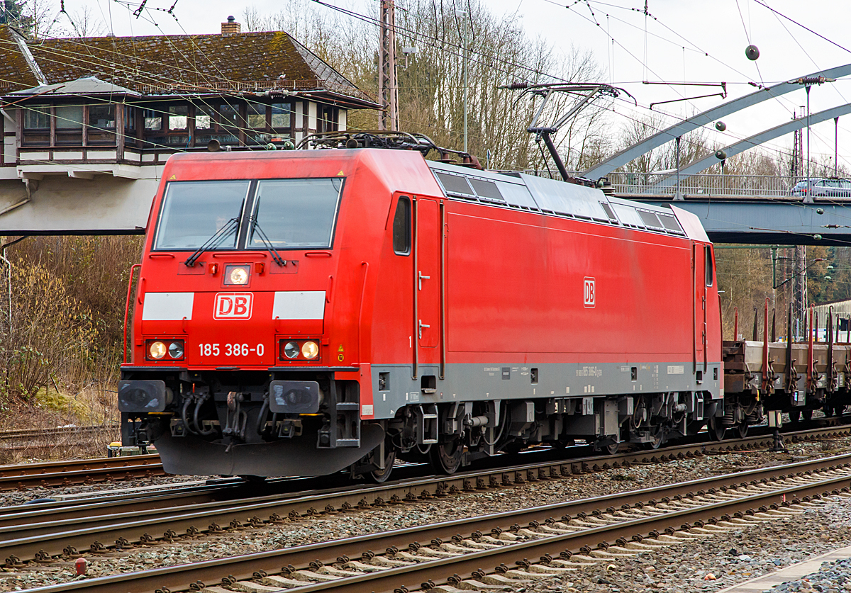 
Die 185 386-0 (91 80 6185 386-0 D-DB) der DB Schenker Rail Deutschland AG verlässt mit ihrem gem. Güterzug am 04.03.2015 Kreuztal in Richtung Hagen, hier passiert sie gerade das Reiterstellwerk Kreuztal Fahrdienstleiter (Kf).  

Die TRAXX F140 AC 2 wurde 2009 bei Bombardier in Kassel unter der Fabriknummer 34686 gebaut. Sie hat die EBA-Nummer EBA 03J15A 169.