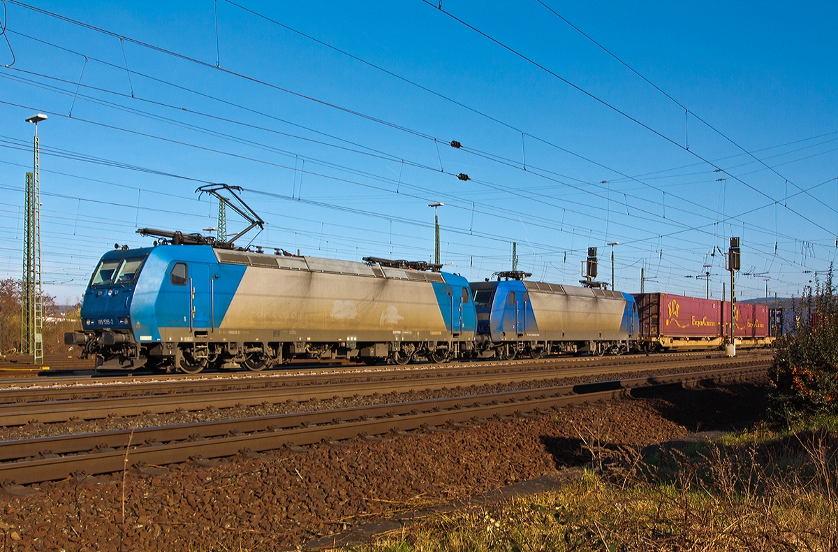 
Die 185 535-2 zieht am 09.03.2014 die kalte 145-CL 203 (145 523) und einem Container-/Wechselbehälterzug bei Koblenz-Lützel in Richtung Köln. Die TRAXX-Loks fahren für die Crossrail. 

Die 145-CL 203 (145 523) eine TRAXX F140 AC  wurde 2001 bei Adtranz in Kassel (heute Bombardier) unter der Fabriknummer 33846 gebaut. Sie trägt (z.Z. der Aufnahme) die NVR-Nummer 91 80 6145 099-8 D-XRAIL und die EBA-Nummer EBA 95T14A 099.  

Die 185 535-2 eine TRAXX F140 AC2 (BR 185.2) wurde 2004 bei Bombardier in Kassel unter der Fabriknummer  33846 gebaut. Sie trägt (z.Z. der Aufnahme) die NVR-Nummer 91 80 6185 535-2 D-XRAIL und die EBA-Nummer EBA 99A22D 142. Sie hat die Zulassungen für Deutschland, Österreich und Schweiz
