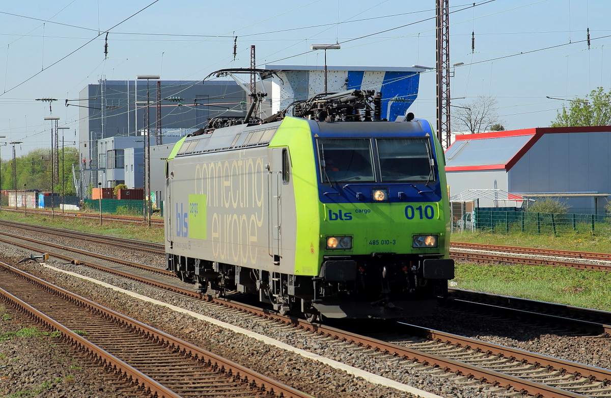 Die 1874 von der Rheinschen Eisenbahn-Geellschaft gebaute Strecke von Mülheim-Speldorf nach Troisdorf war ursprünglich als Konkurrenz zur 30 Jahre älteren Verbindung der Köln-Mindener Eisenbahn von Köln über Düsseldorf und das Ruhrgebiet nach Minden (und weiter nach Hannover und Berlin) gedacht. Da sie östlich der großen Siedlungszentren verläuft, hatte sie nie große Bedeutung im Personenverkehr, der heute nur noch auf Abschnitten stattfindet. Umso größer ist ihre Bedeutung im Güterverkehr. Regelmäßig sind hier auch schweizer Lokomotiven zu sehen. Am 20.04.2018 durchfährt die 485 010-3 von BLS Cargo als Lz Hilden in Richtung Süden. Zufall oder nicht, jedenfalls meine erste Begegnung mit einer BLS-Lok auf dieser Strecke.