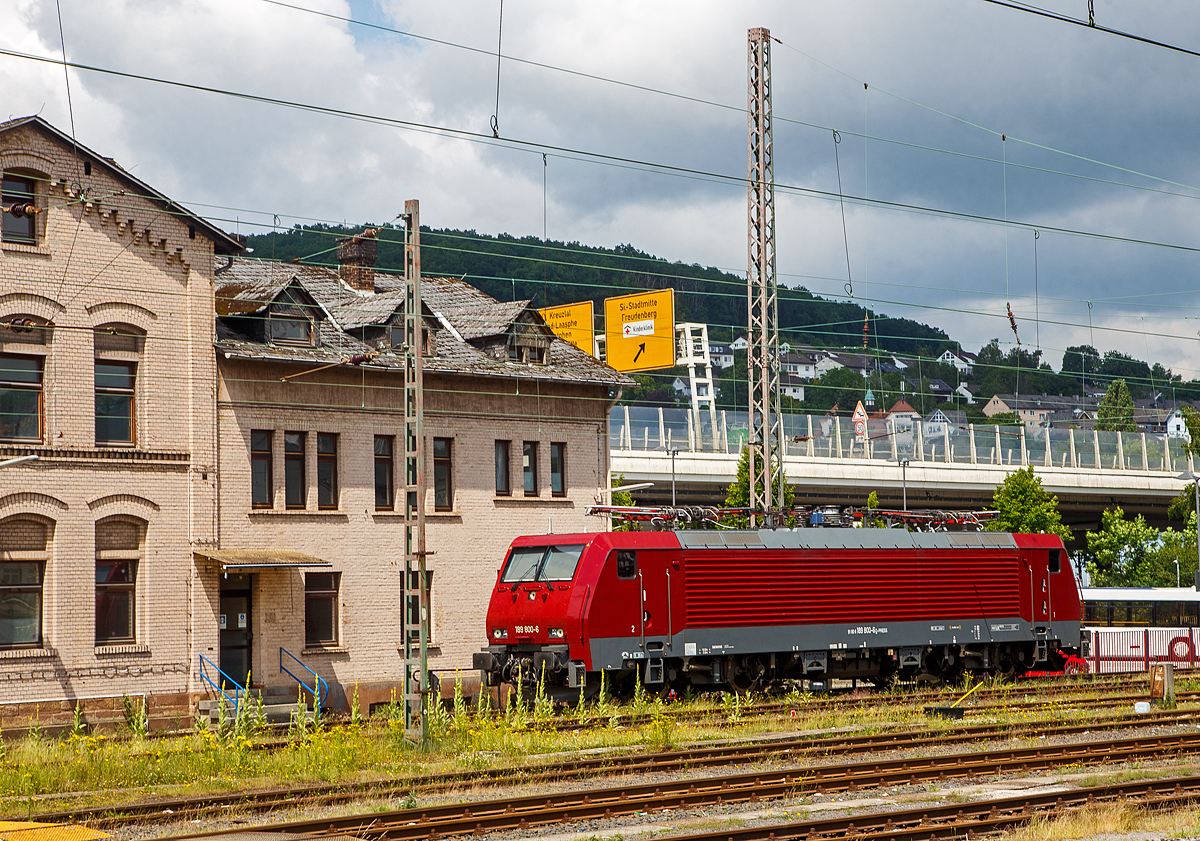 Die 189 800 - 6  Meerane  (91 80 6189 800-6 D-PRESS) ist am 09.06.2022 im Hbf Siegen, bei der ehemaligen Lokleitung, abgestellt. Die Siemens ES64F4 ist Eigentum der MTEG - Muldental Eisenbahnverkehrsgesellschaft mbH, Fahrzeugnutzer und Einsteller ist die PRESS (Eisenbahnbau- und Betriebsgesellschaft Pressnitztalbahn mbH).

Die Lok wurde 2008 von Siemens unter der Fabriknummer 21608 gebaut und an die MTEG - Muldental Eisenbahnverkehrsgesellschaft mbH (Meerane) geliefert. Länderpaket VH (Class 189 – VH) und ist für Deutschland, Österreich und Polen zugelassen.

Die Elektrolokomotive ES64F4 ist eine Variante der EuroSprinter-Lokfamilie von Siemens Mobility (vormals Siemens Transportation Systems) mit Vier-Stromsystem-Ausstattung. In Deutschland ist sie vor allem als Baureihe 189 der Deutschen Bahn im Einsatz. Sie ist in allen vier in Europa üblichen Bahnstromsystemen einsetzbar. Für die verschiedenen Bahngesellschaften können die jeweils erforderlichen Zugsicherungssystem-Komponenten als „Paket“ installiert werden.

Die Lokomotiven haben eine elektrische Bremse und Scheibenbremsen. Diese sind wegen der vergleichsweise geringen zulässigen Höchstgeschwindigkeit von 140 km/h und aus Kostengründen als Radscheibenbremsen ausgeführt und nicht, wie bei Lokomotiven des Typs ES 64 U2, auf gesonderten Bremswellen angebracht. Die Konstruktion der Lok ist aber so ausgelegt, dass auch eine Version mit einer Höchstgeschwindigkeit von 230 km/h möglich ist.

Der ölgekühlte Transformator ist unterflur angeordnet, während er in der herkömmlichen Bauweise im Lok-Kasten untergebracht war. Dadurch wurde im Lokkasten ein durchgehender Mittelgang zwischen den Führerständen ermöglicht. Beiderseits des Mittelgangs befinden sich die Stromrichter-Gestelle. Je ein Stromrichtersatz versorgt die Fahrmotoren eines Drehgestelles. Er besteht aus Gleichrichtern, die die Sekundärspannung des Transformators zunächst in Gleichstrom umwandeln, sowie jeweils drei Motorstromrichtersätzen. Zur Glättung der Zwischenkreis-Gleichspannung sind Stützkondensatoren und Saugkreisdrosseln vorhanden. Die zeitlich versetzt taktenden Motorstromrichter formen den Gleichstrom in Drehstrom um und versorgen die Fahrmotoren einzeln. Dadurch können diese auch einzeln geregelt und der Reibwert Rad-Schiene optimal ausgenutzt werden.

Beim Betrieb in Gleichstrom-Netzen wird die Fahrleitungsspannung direkt in die Zwischenkreise eingespeist, wobei die Sekundärwicklungen des Trafos als Netzfilterdrossel genutzt werden.

Die Stromrichter ermöglichen zusammen mit der elektrischen Bremse auch eine Bremsstrom-Rückspeisung mit einer Bremsleistung von theoretisch 6,4 MW. Die Bremskraft ist aber aus Gründen der Entgleisungssicherheit auf 150 kN begrenzt.

Technische Daten:
Spurweite: 1.435 mm (Normalspur)
Achsformel: Bo’Bo’
Länge über Puffer: 19.580 mm
Achsstand im Drehgestell: 2.900 mm
Dienstgewicht: 87 t
Stundenleitung: 6.400 kW bei 15 kV / 25 kV AC; 6.000 kW bei 3 kV DC und 3.000 kW bis 4.200 kW bei 1,5 kV DC
Anfahrzugkraft: 300 kN
Höchstgeschwindigkeit: 140 km/h
Stromsysteme: 15 kV, 16,7 Hz AC; 25 kV, 50 Hz AC; 1,5 kV und 3 kV DC