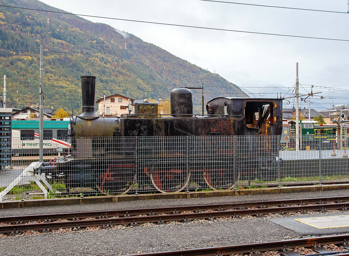 
Die 1907 gebaute Dampflok ehemalige FS 851.057 (eine ex Gruppo RA 270) vom Verein Gruppo ALe 883 in Tirano. steht leider in einem desolaten Zustand beim FS Bahnhof Tirano, hier am 03.11.2018 durch den Zaun vom RhB Bahnhof Tirano aus.
