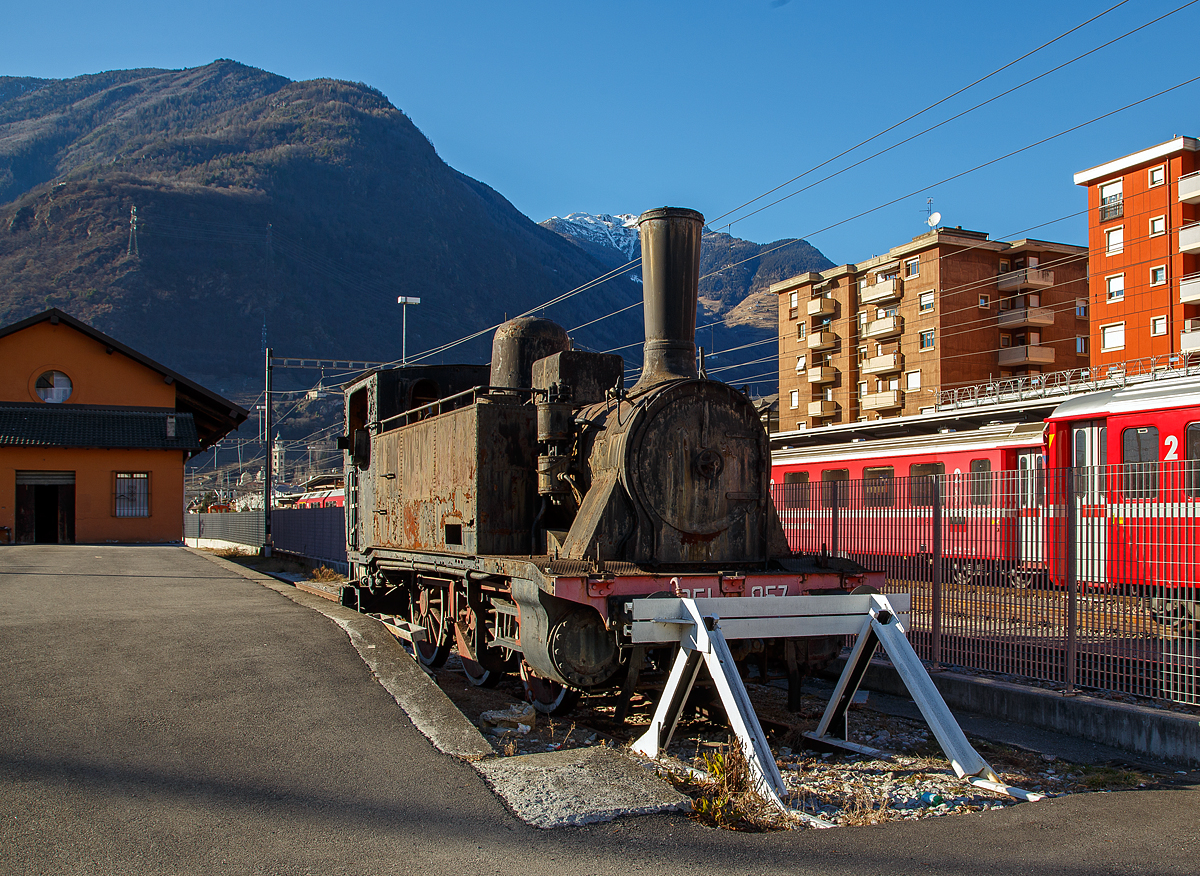 Die 1907 gebaute Dampflok ehemalige FS 851.057 (eine ex Gruppo RA 270) vom Verein Gruppo ALe 883 in Tirano. steht leider in einem desolaten Zustand beim FS Bahnhof Tirano, hier am 03.11.2018 durch den Zaun vom RhB Bahnhof Tirano aus.

Die 1907 gebaute Dampflok ehemalige FS 851.057 (eine ex Gruppo RA 270) vom Verein Gruppo ALe 883 in Tirano. steht leider in einem desolaten Zustand beim FS Bahnhof Tirano, hier am 18.02.2017. Links hinter dem Zaun befindet sich der RhB Bahnhof Tirano.

Die Lok wurde 1907 von der Societ Anonima Officine Meccaniche in Milano (Mailand) fr die FS (Ferrovie dello Stato Italiane / Italienische Staatseisenbahnen) gebaut, die OM gehrt seit 1968 zur FIAT-Gruppe. Etwa 20 Jahre lang stand die Lok als Denkmal in einem Park in Osnago (Provinz Lecco in der Lombardei). 1996 wurde sie von dem Verein Gruppo ALe 883 geborgen und nach Tirano gebracht. In den 20 Jahren als Denkmal stand sie schon im Freien und in Tirano die meiste Zeit wohl auch.

Diese Dampflok Baureihe wurde ab 1898 fr die Rete Adriatica (deutsch Adriatisches Netz) gebaut und waren fr Berglinien mit Steigungen bis zu 28 Promille vorgesehen. Bei der RA war sie als Baureihe 270 (Gruppo RA 270) gefhrt. Die Rete Adriatica war eines der seinerzeitigen drei groen Eisenbahnnetze Italiens, es umfasste seinerzeit den grten Teil Italiens von Norditalien bis Apulien und Kalabrien.Die RA bestand von 1885 bis 1905 und wurde per gesetzlichem Dekret zusammen mit den anderen Staatsnetzen in die Ferrovie dello Stato berfhrt. Bei der FS wurden die Loks dann als Gruppo 851 eingereiht. 

Bei der FS dienten diese Dampfloks meist als Rangierlokomotiven oder vor leichten Nahverkehrszgen bis zum Ende der ra der Dampftraktion in Italien Anfang der siebziger Jahre. Insgesamt wurden zwischen1898-1911 von verschiedenen Herstellern 207 Maschinen gebaut, davon wurden 183 von der FS bestellt. Die ersten Loks waren mit Vakuumbremse ausgestattet. Sptere wurden mit Druckluftbremse vom Typ Westinghouse ausgestattet, wobei die Luftpumpe (einstufig) auf der rechten Seite installiert wurde. Die lteren wurden auch entsprechen umgerstet.

Die Feuerbchse hatte einen Rost mit einer Flche von 1,53 m. Der Kessels war, einschlielich der Rauchkammer 4,41 m lang. Der Kessel enthielt 213 Kesselrohre die 3,2 m lang waren. Alle Maschinen  besitzen auch einen Anschluss fr Hauptdampfleitung von Personenwagen, fr die Dampfzufuhr zum Heizen der Wagen.

TECHNISCH DATEN:
Spurweite:  1.435 mm (Normalspur)
Achsformel:  C (0-3-0 / G 3/3)
Lnge ber Puffer: 9.000 mm
Achsabstnde:  2 x 2.000 mm = 4.000 mm
Treibraddurchmesser:  1.510 mm
Eigengewicht:  34,5 t
Dienstgewicht: 44 t
Hchstgeschwindigkeit:  65 km/h 
Dauerleistung: 294 kW (400 PS)
Zugkraft: 6.950 kg
Kesselberdruck: max. 11,76 bar
Kesselinhalt:  2,9 m 
Anzahl der Zylinder: 2
Steuerung: Heusinger (in Italien auch Walschaerts genannt)
Zylinderdurchmesser: 430 mm
Zylinderhub: 580 mm
Rostflche: 1,53 m
Heizflche: 94,16 m
Wasservorrat:  5,7 m
Kohlevorrat: 1.200 kg
