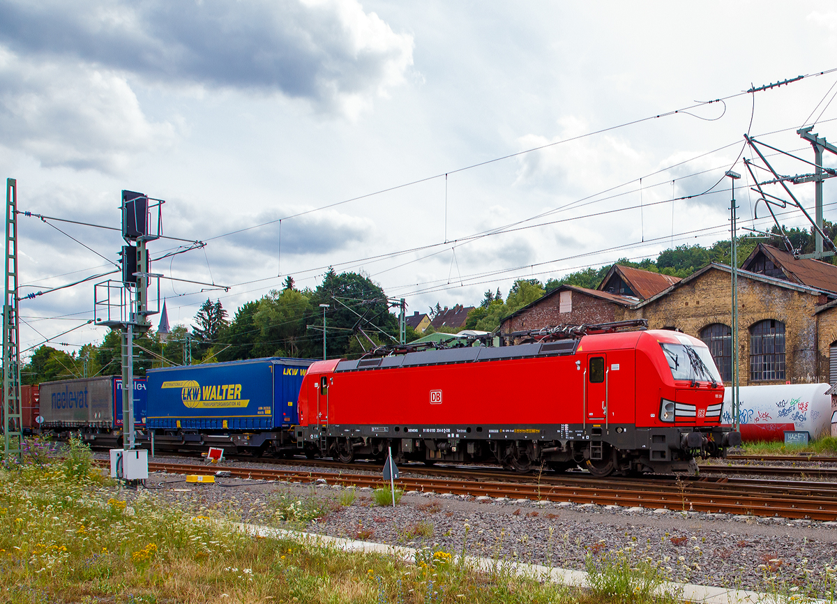Die 193 354-8 (91 80 6193 354-8 D-DB) der DB Cargo AG fhrt am 02.08.2020 mit einem KLV-Zug durch Betzdorf (Sieg) in Richtung Kln.

Die Siemens Vectron MS (200 km/h - 6.4 MW) wurden 2018 von Siemens unter der Fabriknummer 22417 und gebaut, sie hat die Zulassungen fr D/A/CH/I/NL und kann so vom Mittelmeer bis an die Nordsee ohne Lokwechsel durchfahren. 