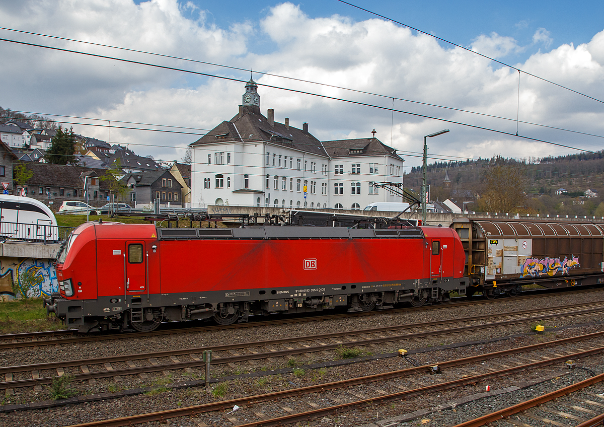 Die 193 355-5 (91 80 6193 355-5 D-DB) der DB Cargo AG fährt am 14.04.2022 mit einem gemischten Güterzug durch Niederschelden / Niederschelderhütte in Richtung Köln. 

Die Siemens Vectron MS (200 km/h - 6.4 MW) wurden 2018 von von Siemens Mobilitiy in München-Allach unter der Fabriknummer 22478 und gebaut, sie hat die Zulassungen für D/A/CH/I/NL.
