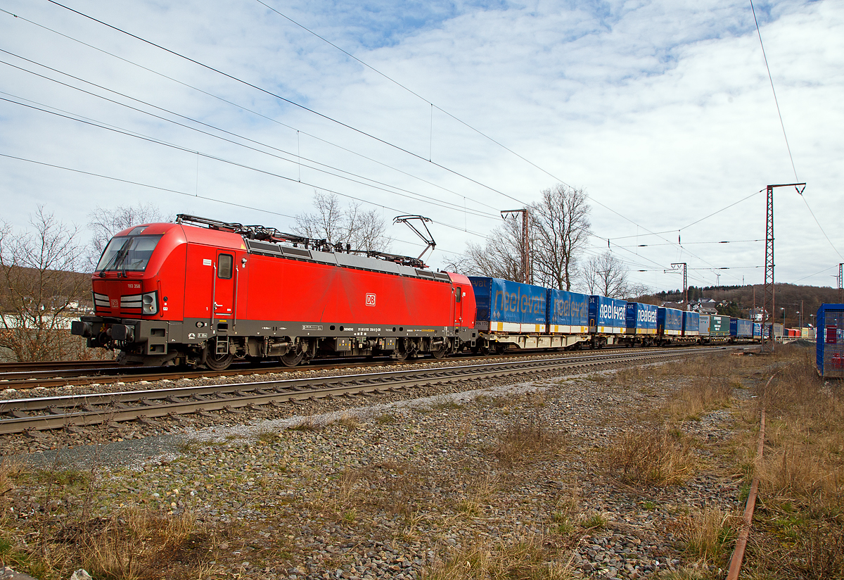 Die 193 358 (91 80 6193 358-9 D-DB)  der DB Cargo Deutschland AG, fährt am 19.03.2021 mit einem KLV-Zug durch Rudersdorf (Kr. Siegen) über die Dillstrecke (KBS 445) in nördlicher Richtung.

Die Siemens Vectron MS wurde 2018 von Siemens Mobilitiy in München-Allach unter der Fabriknummer 22481 gebaut. Die Vectron MS hat eine Leistung von 6,4 MW und ist für 200 km/h in Deutschland, Österreich, Schweiz, Italien und die Niederlande zugelassen. 
